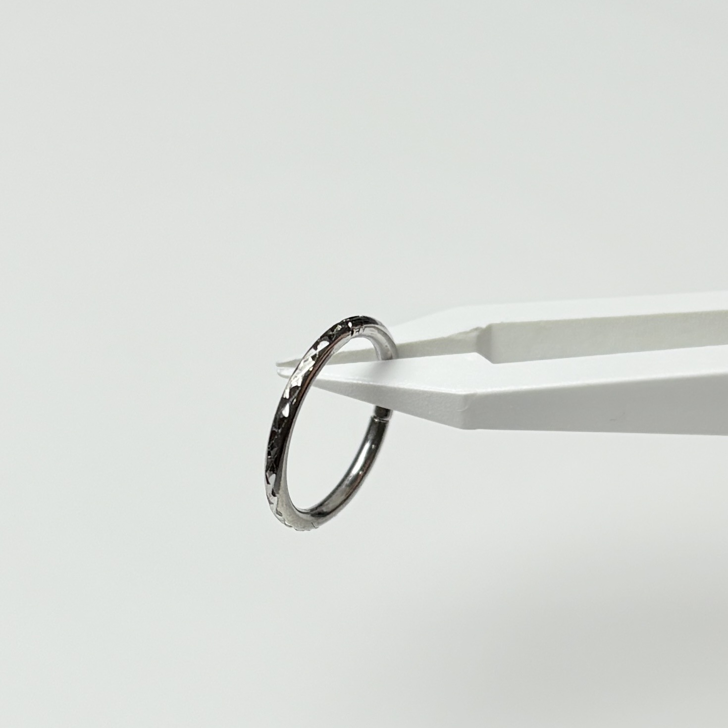 Bump Texture Seamless Ring Lip Ring Titanium Alloy Comfort Fit Closed Ring Jewelry Wholesale - Image 4