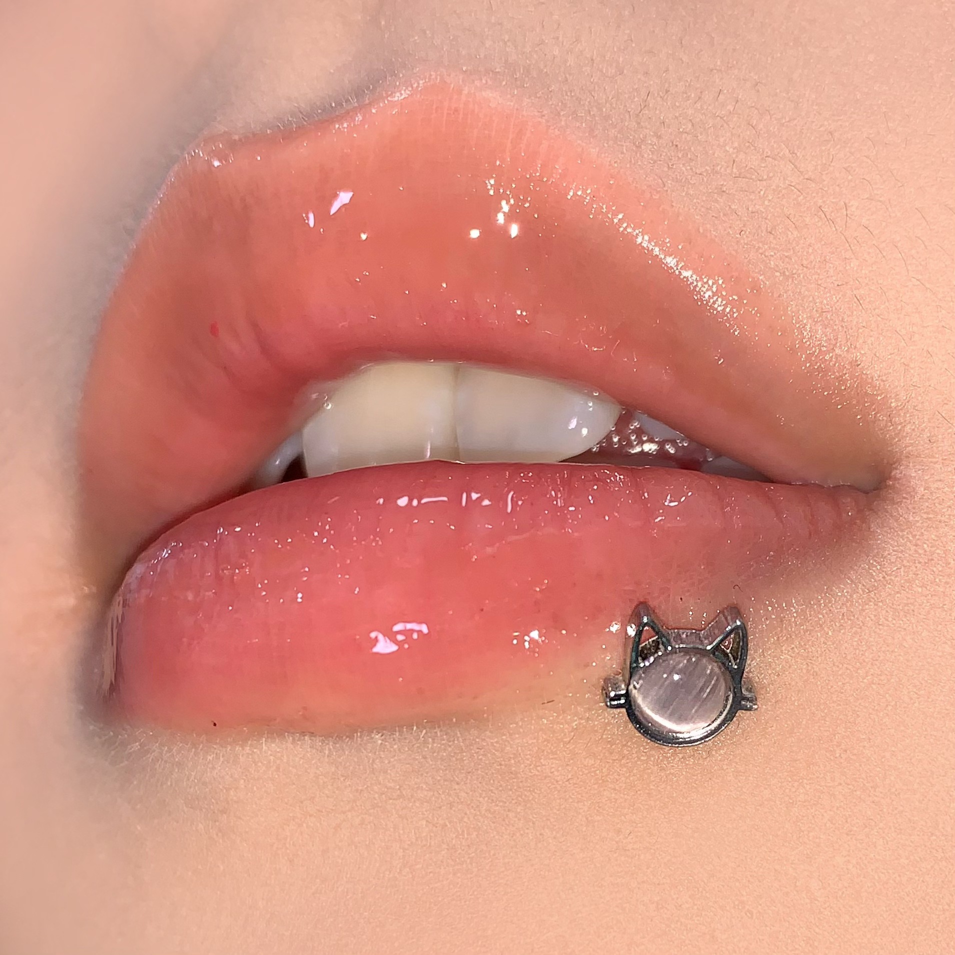 Cat's Eye Stone Lip Piercing, Cute Spicy Girl Style, Internally Threaded Titanium Steel Lip Labret Stud - Image 2