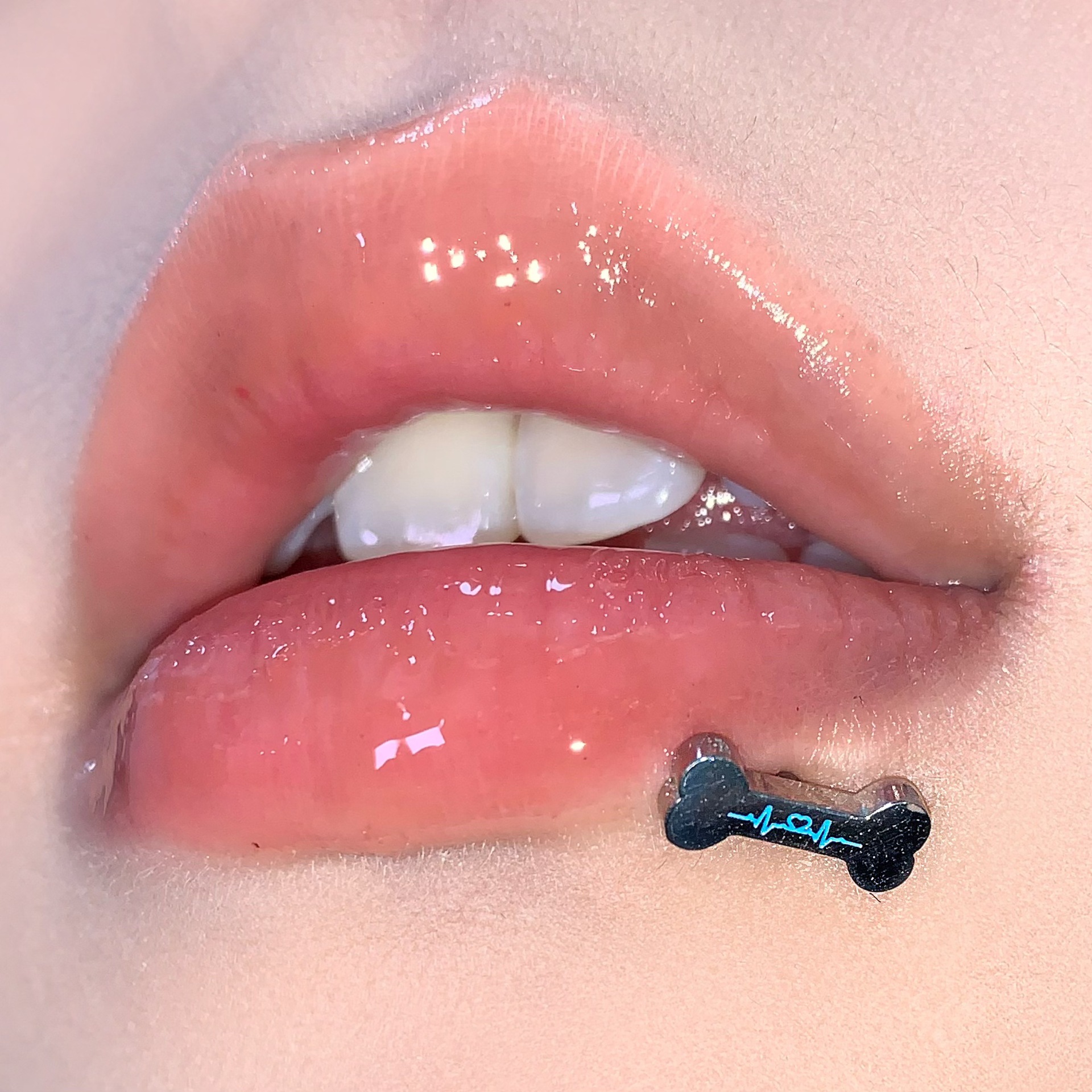 3-Color Heart-Shaped Bone Lip Labret Stud 16mm 1.2mm Titanium Steel Internally Threaded Lip Piercing Jewelry - Image 3