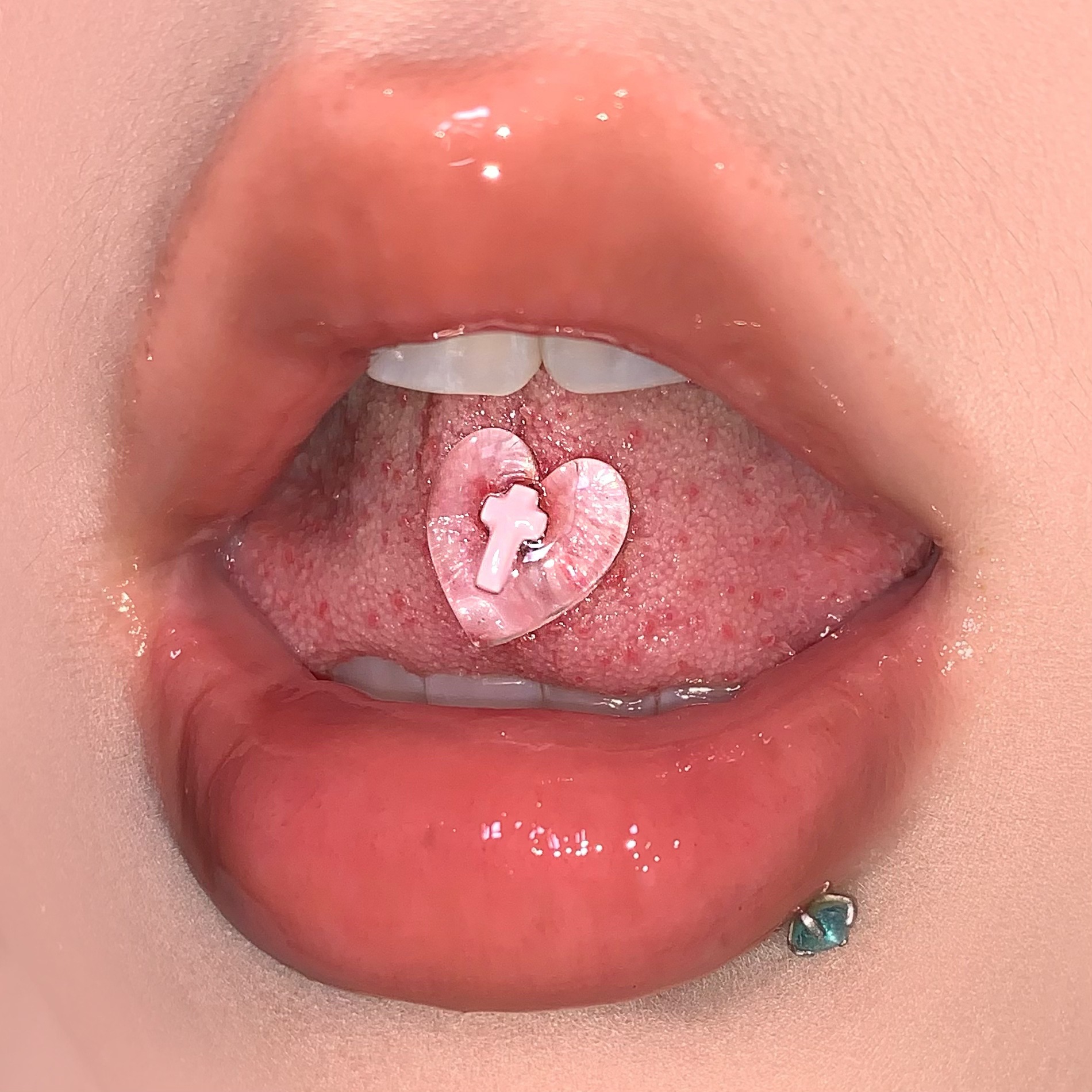 5-Color Resin Love Cross Tongue Barbell 316L Surgical Steel External Thread Tongue Piercing Jewelry Wholesale - Image 3