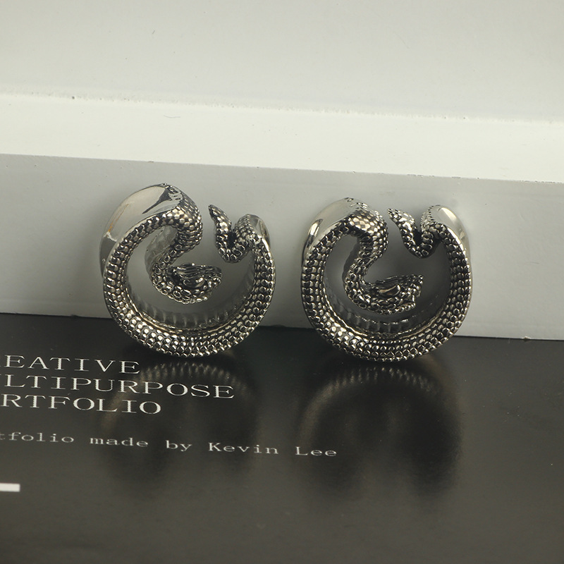 Stainless Steel Saddle Roll Snake Ear Expander - 8mm Ear Plug for Helix, Auricle, and Ear Lobe Stretching, Retro Style - Image 2