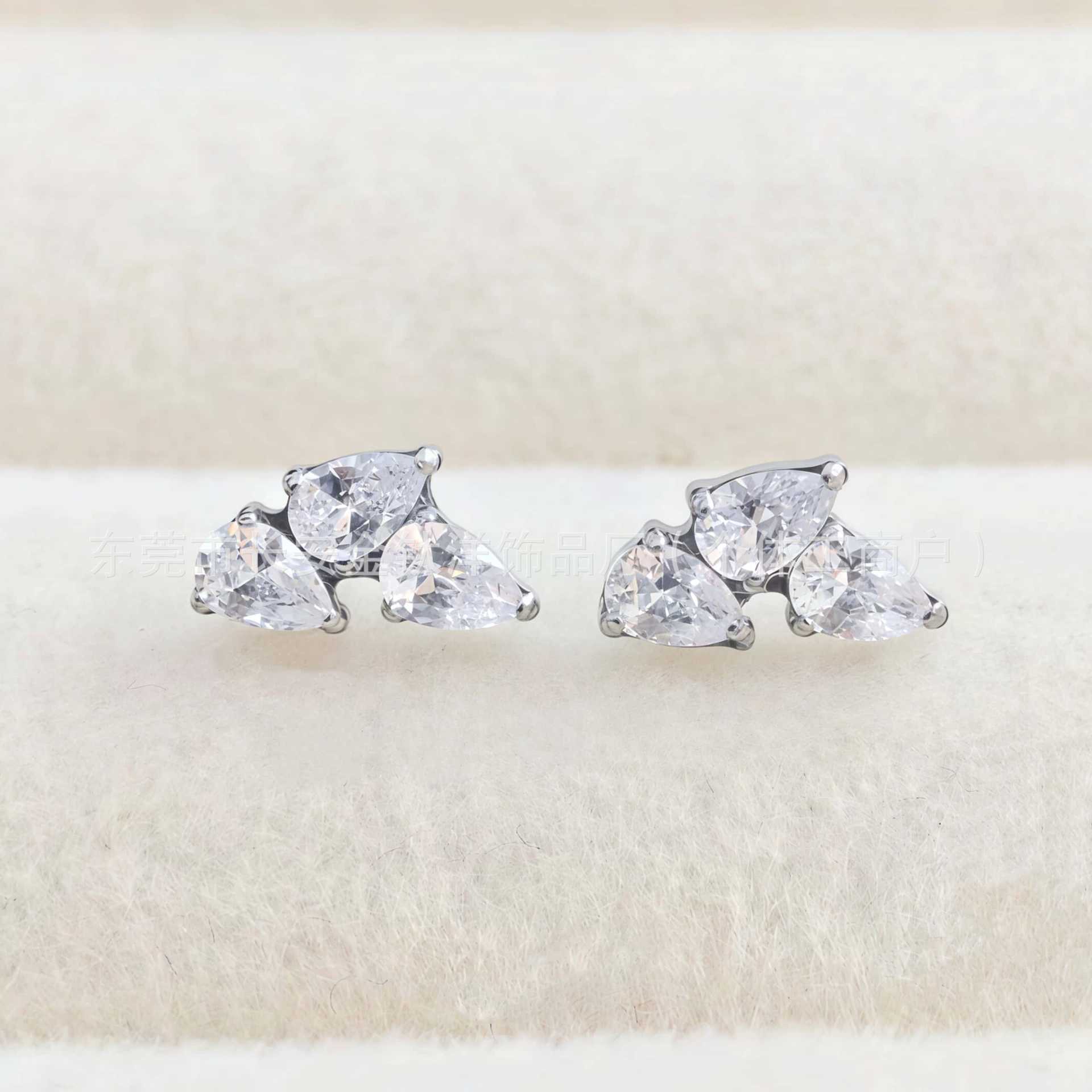 F136 Full Diamond Irregular Zircon Lip Stud, Ear Stud, Ear Bone Stud, G23 Titanium Alloy Body Piercing Jewelry - Image 4