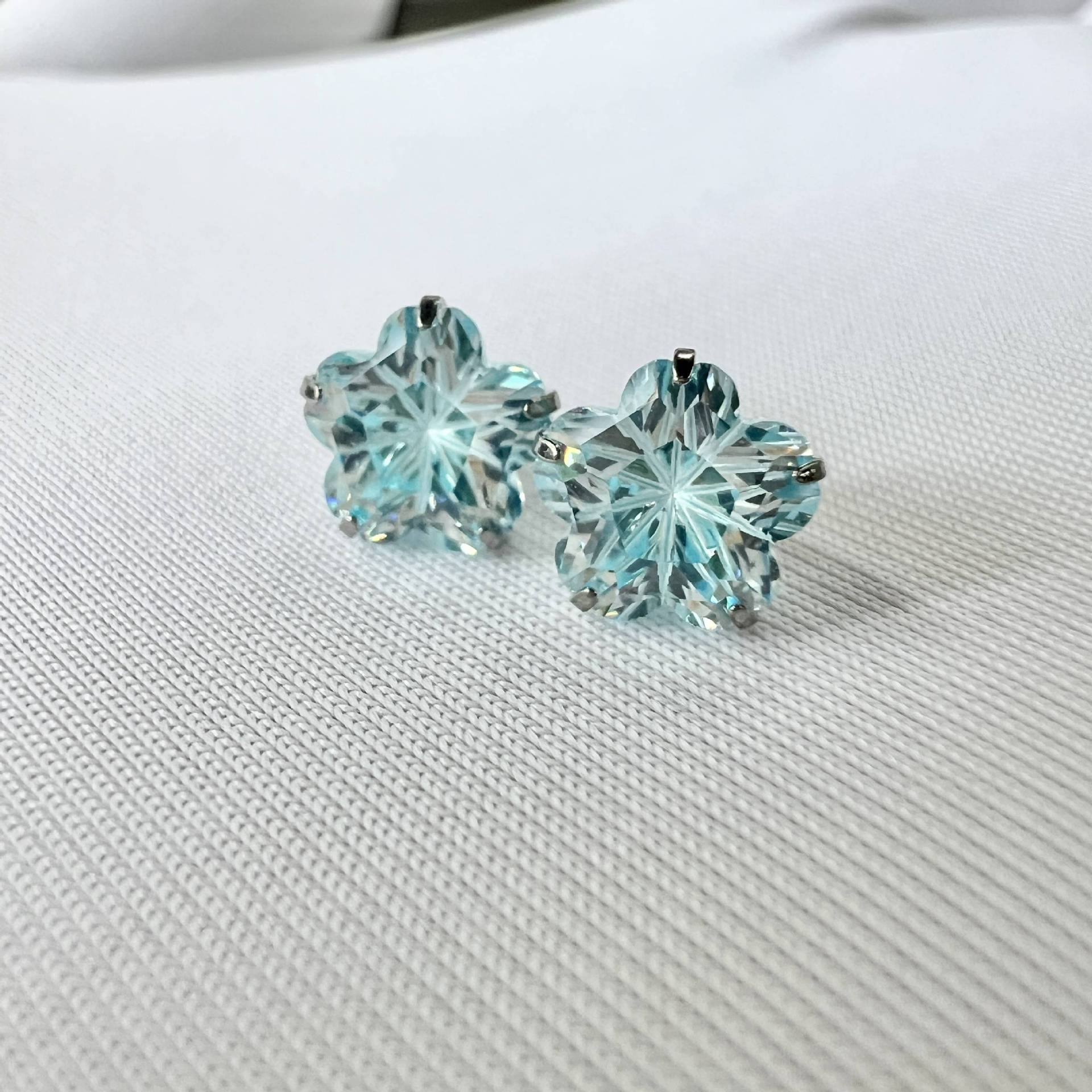 F136 Titanium Alloy Ear Bone Studs Cherry Blossom Cut Zircon Claw-Set Lip Studs 16G - Image 3