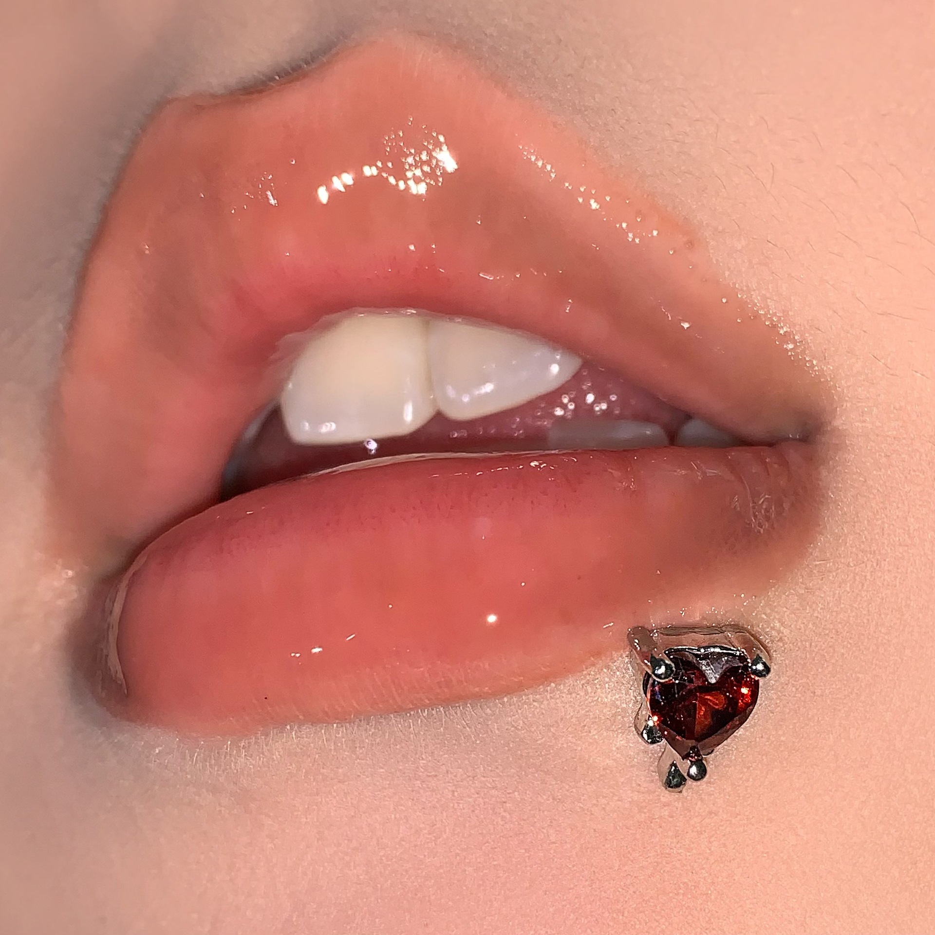 Ultra-Shiny 4-Color Heart-Shaped Zircon Lip Stud Titanium Steel Externally Threaded Sweet Cool Ear Cartilage Piercing Jewelry - Image 4