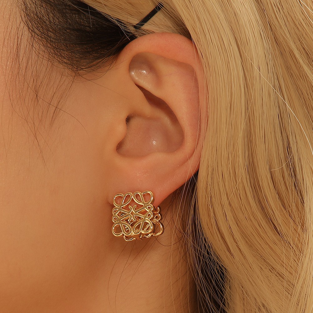 New French Pattern Square Hollow Earrings Light Luxury Temperament High-end Ear Pin Fashion All-match Women's Earrings - Image 4