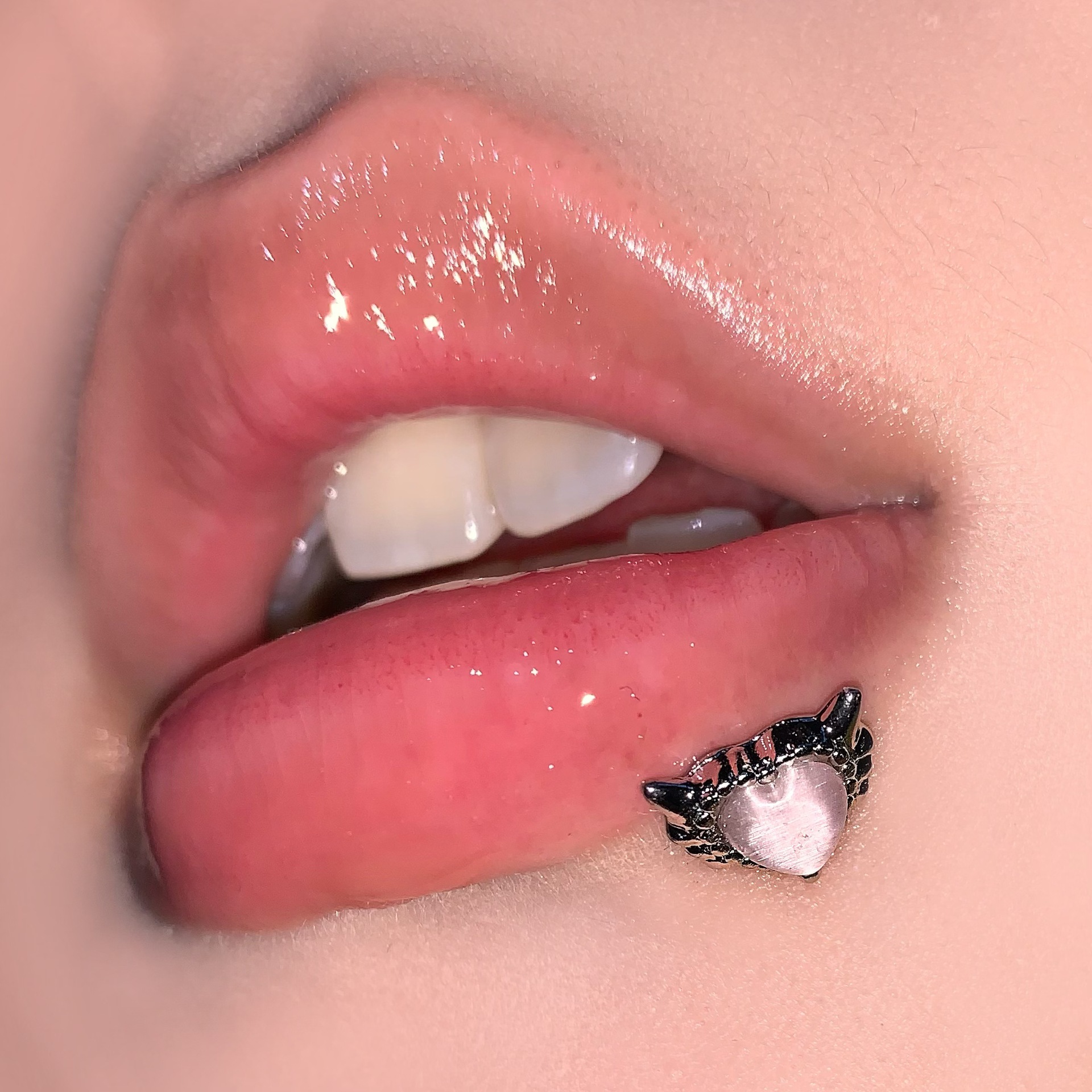 Fantasy Wings Love Cat's Eye Lip Nail Ear Bone Nail European American Hot Girl Titanium Steel Piercing Jewelry Cross-Border Wholesale - Image 2