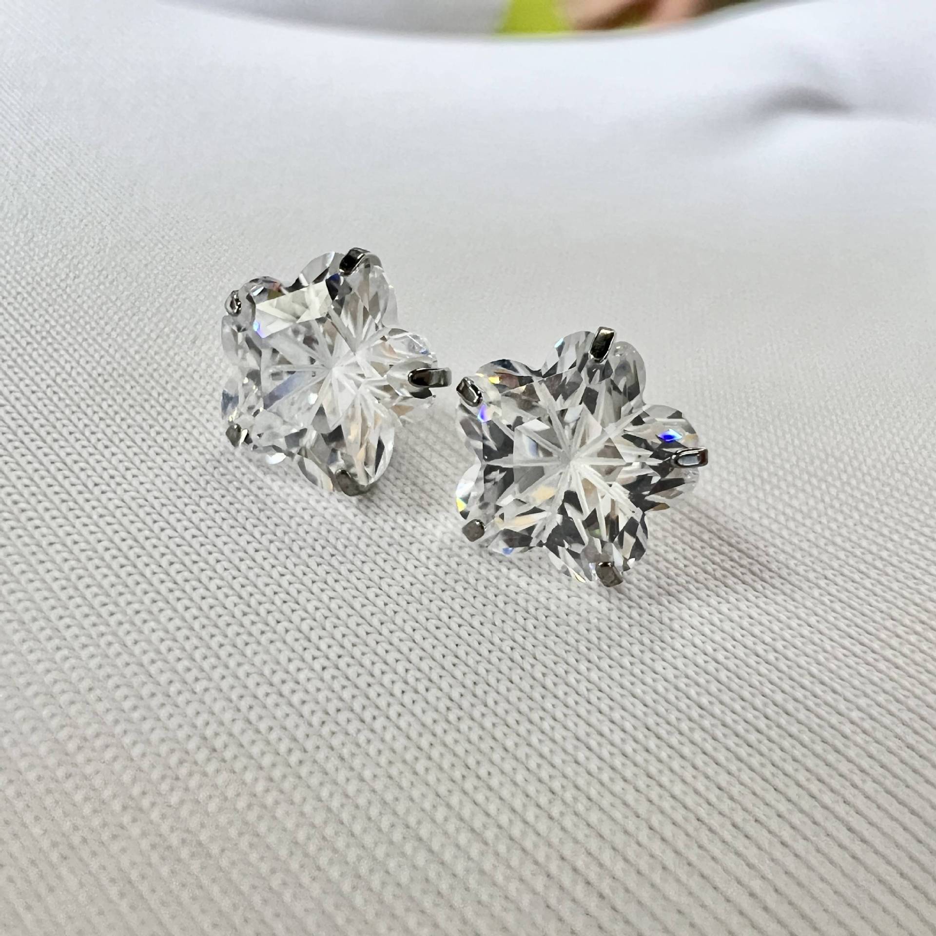 F136 Titanium Alloy Ear Bone Studs Cherry Blossom Cut Zircon Claw-Set Lip Studs 16G - Image 2