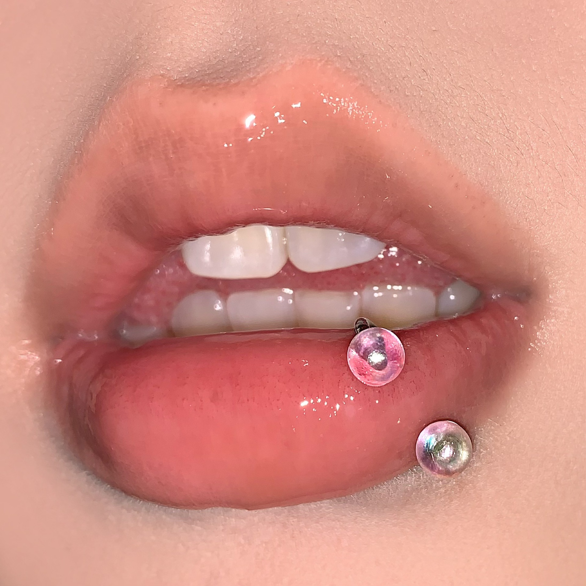 Laser Small Bulb Lip Rings Acrylic Gradient Ear Cuffs - Cross-Border Piercing Jewelry Wholesale - Image 4
