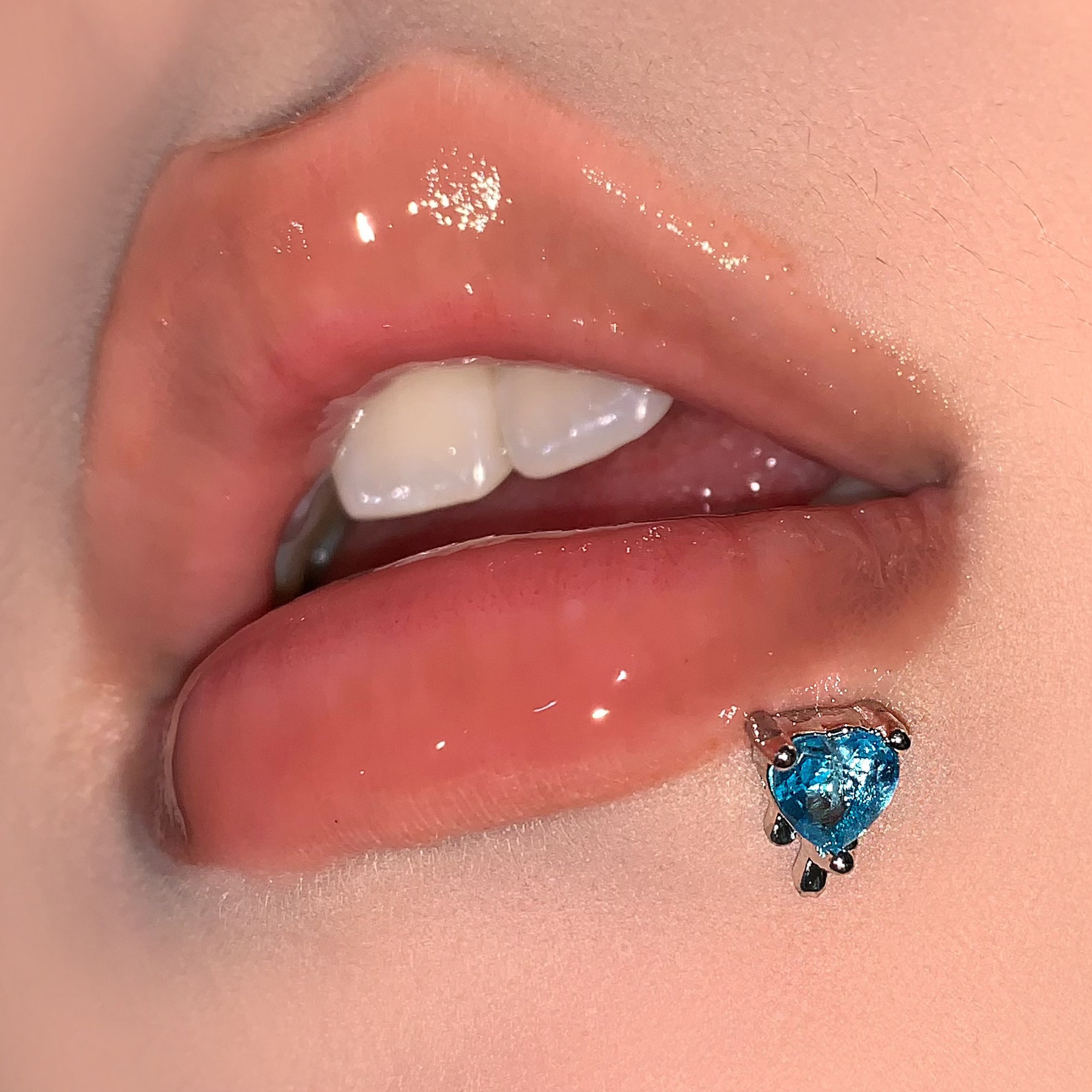 Ultra-Shiny 4-Color Heart-Shaped Zircon Lip Stud Titanium Steel Externally Threaded Sweet Cool Ear Cartilage Piercing Jewelry - Image 3