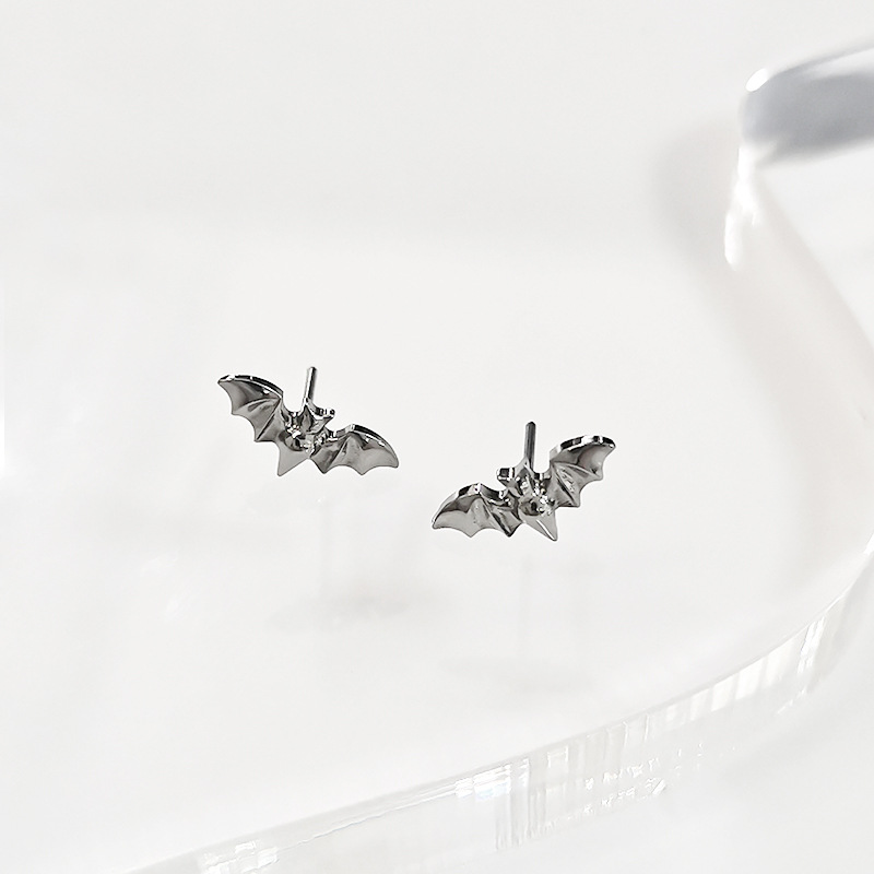 F136 Titanium Ear Cartilage Bat Pin Lip Nail Cross-border Hot Sale G23 Titanium Alloy Body Piercing Ear Studs - Image 2