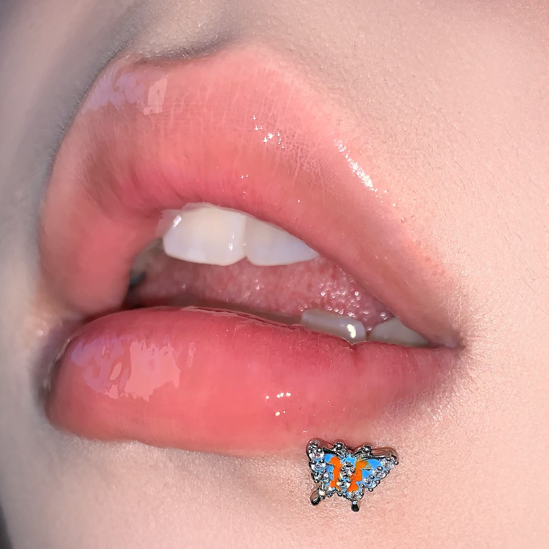 Super Flash Gradient Butterfly Lip Nail Steel Titanium Diamond Straight Nail Cochlea Ear Bone Nail Niche Hot Girl Puncture Jewelry Wholesale - Image 2