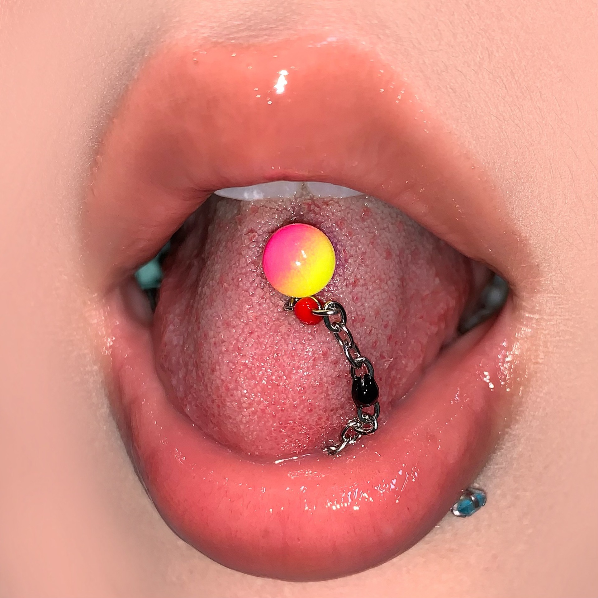 6 Colors Available Cloud Cat Eye Acrylic Chain Tongue Barbell 316L Surgical Steel External Thread Tongue Piercing Jewelry Wholesale - Image 3