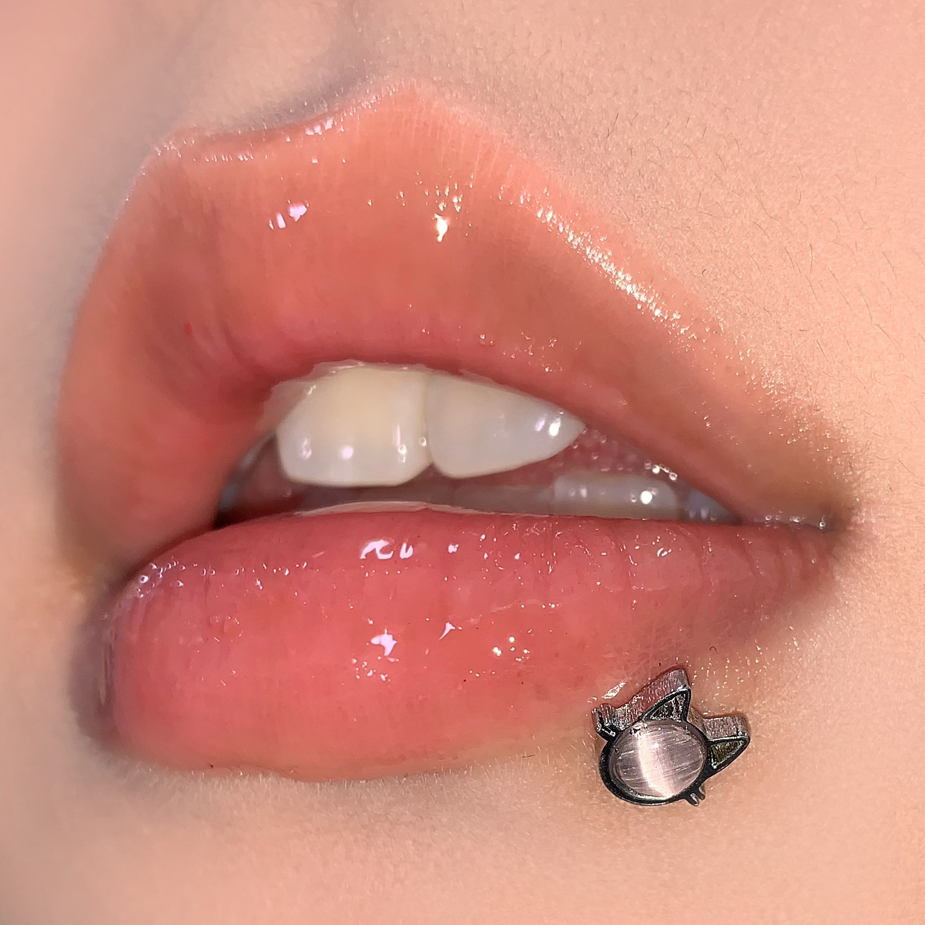 Cat's Eye Stone Lip Piercing, Cute Spicy Girl Style, Internally Threaded Titanium Steel Lip Labret Stud - Image 4