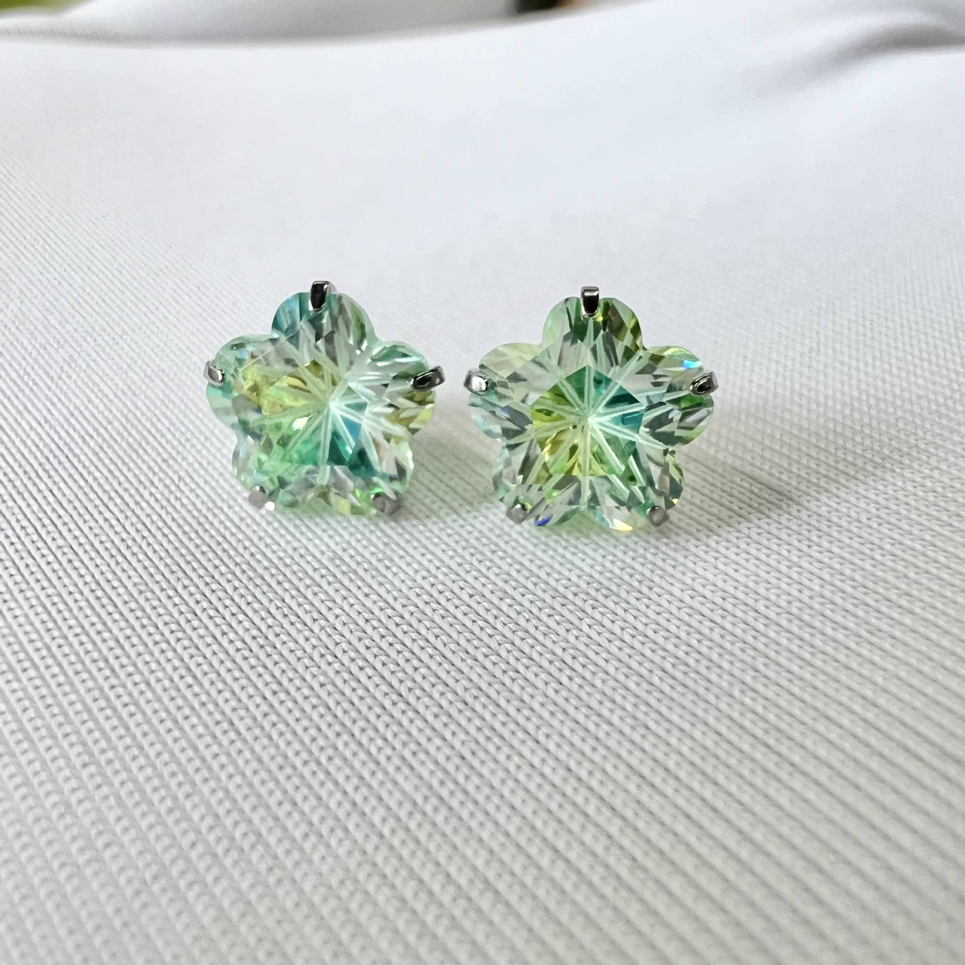 F136 Titanium Alloy Ear Bone Studs Cherry Blossom Cut Zircon Claw-Set Lip Studs 16G - Image 4