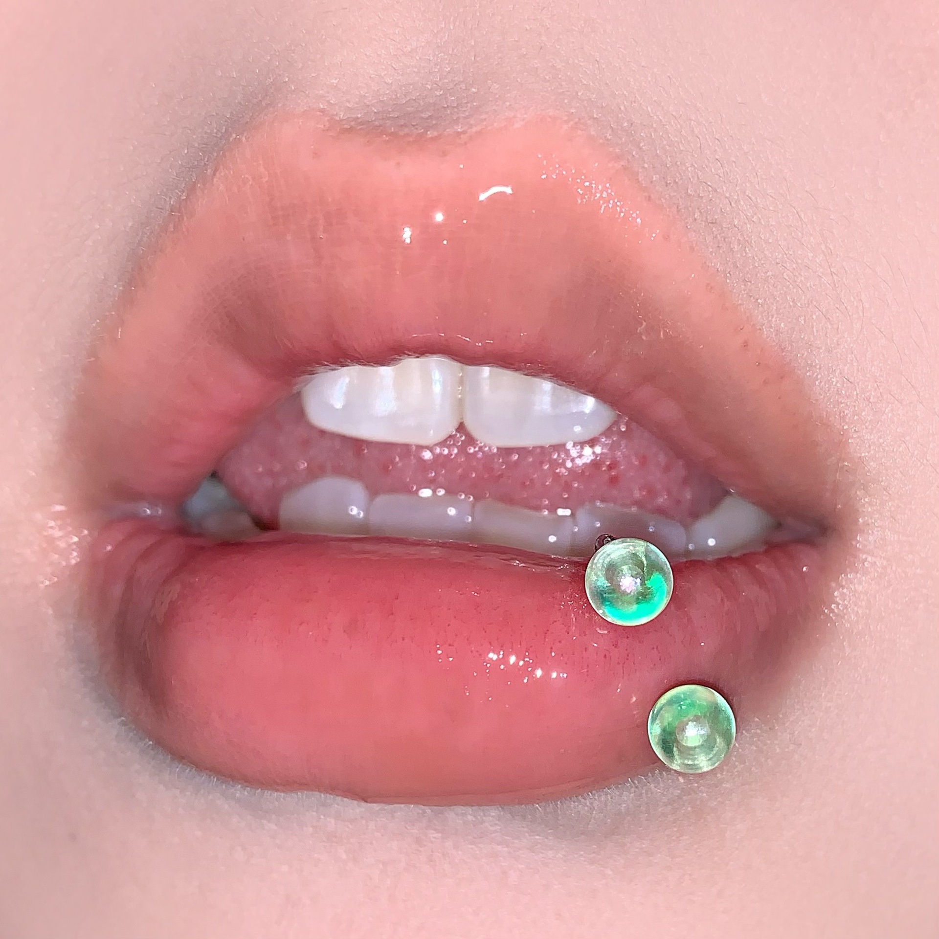 Laser Small Bulb Lip Rings Acrylic Gradient Ear Cuffs - Cross-Border Piercing Jewelry Wholesale - Image 2