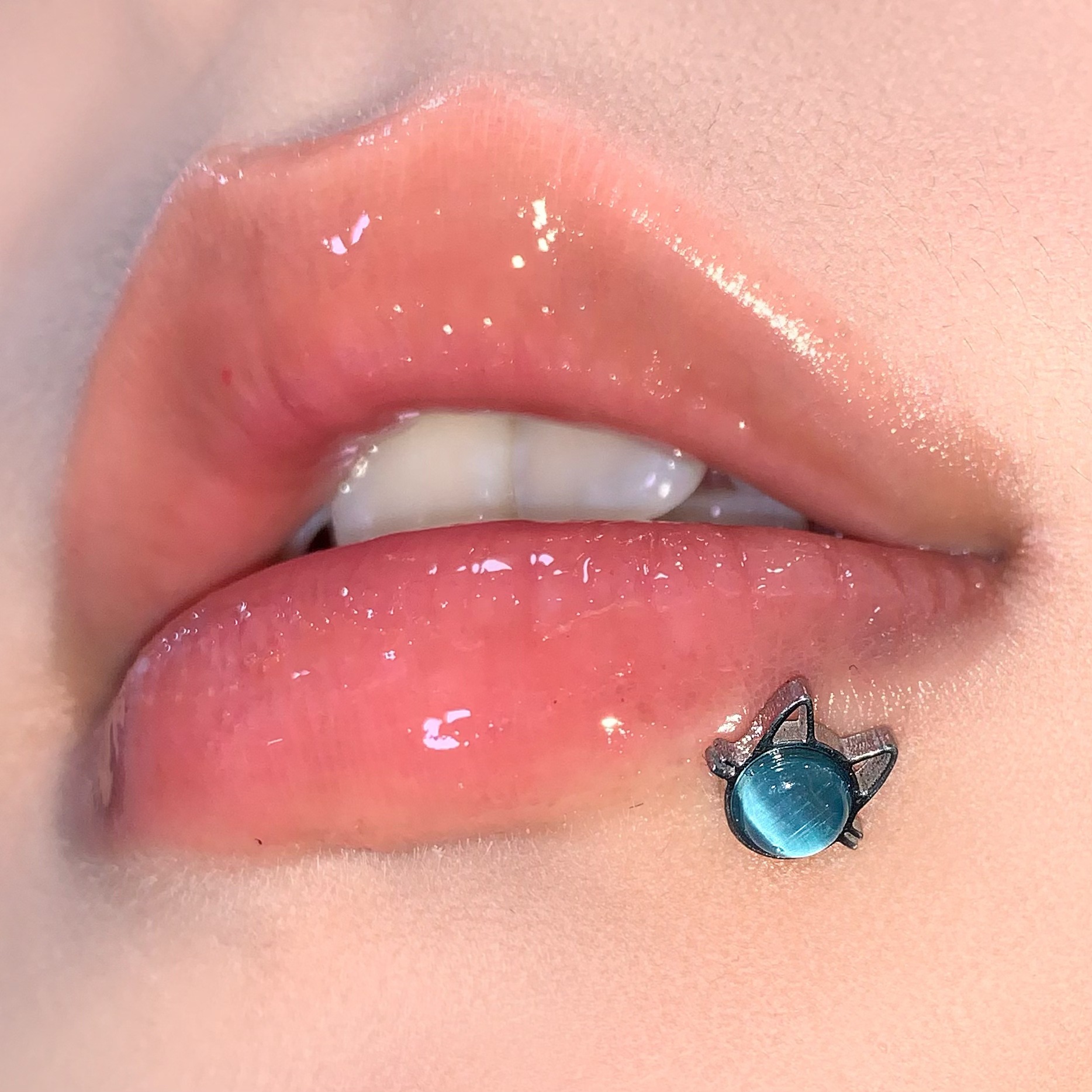 Cat's Eye Stone Lip Piercing, Cute Spicy Girl Style, Internally Threaded Titanium Steel Lip Labret Stud - Image 3