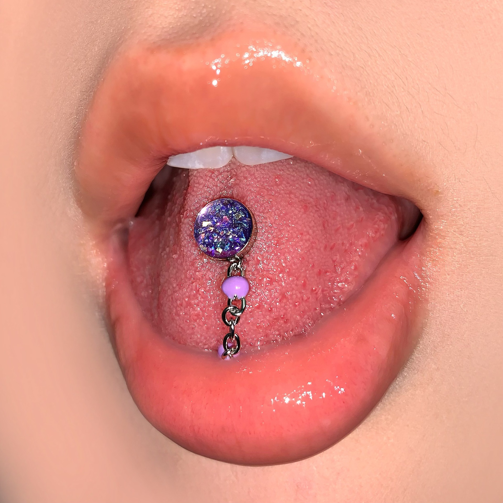 Green Diamond-Studded Chain Tongue Ring, Removable Sparkling Barbell, Hot Girl Style Sweet and Cool Piercing Jewelry, Wholesale - Image 3