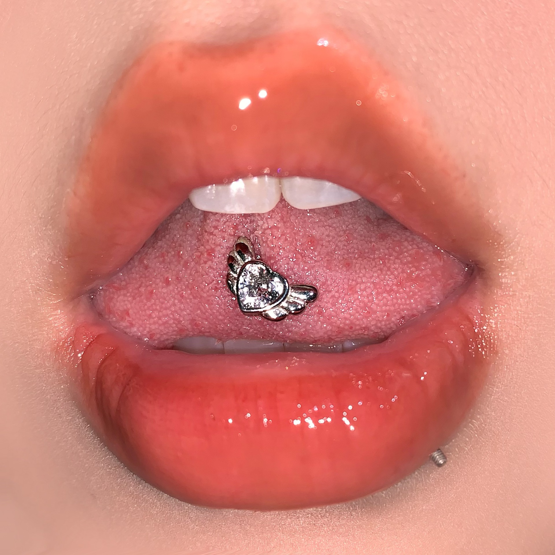 Super Flash Love Wings Zircon Tongue Nail Sweet External Thread Tongue Ring Titanium Steel Piercing Jewelry Wholesale - Image 2