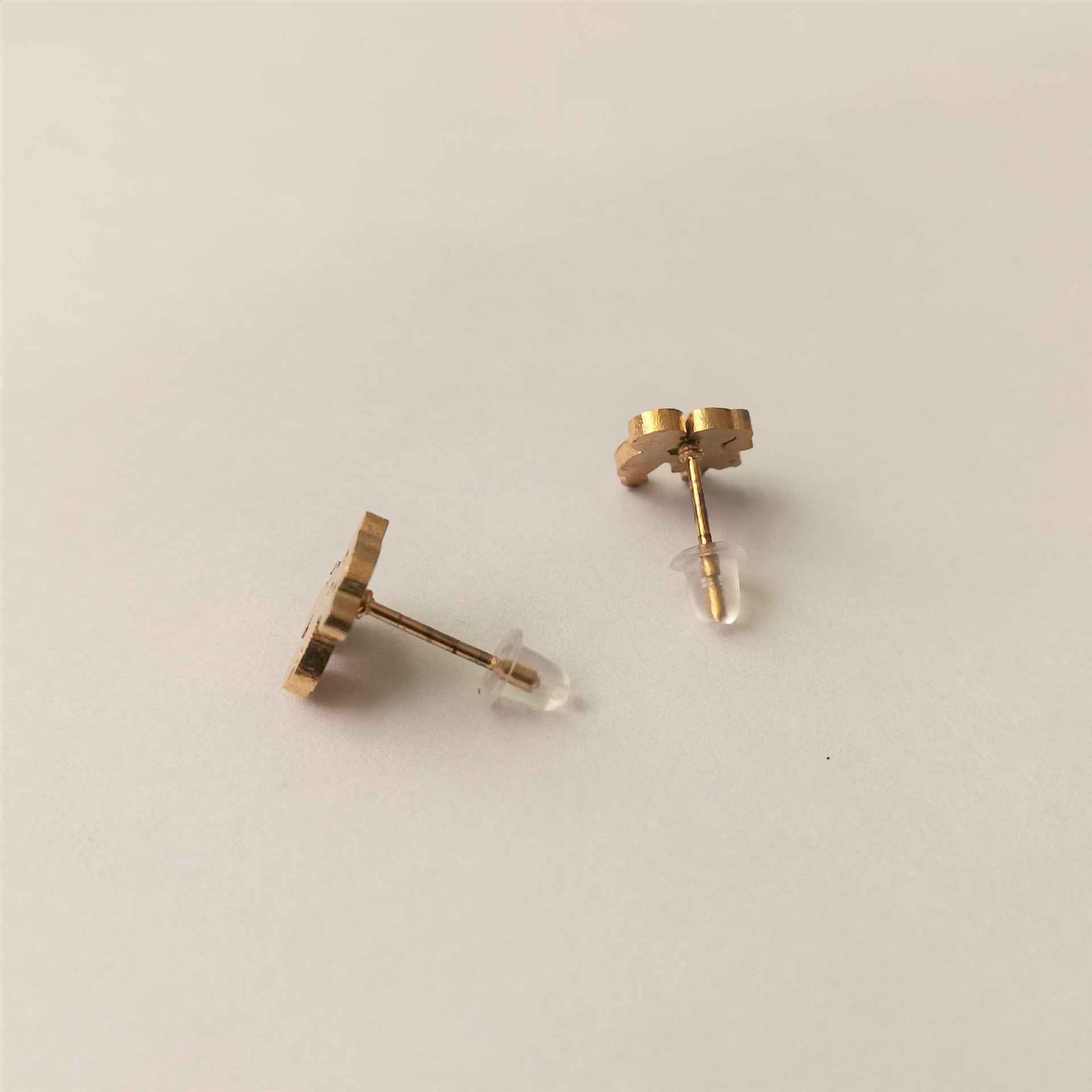 G23 Titanium Alloy Gold Plated Fashion Ear Stud with Butterfly Back Silicone Thread Ball 18K Gold Plated - Image 4