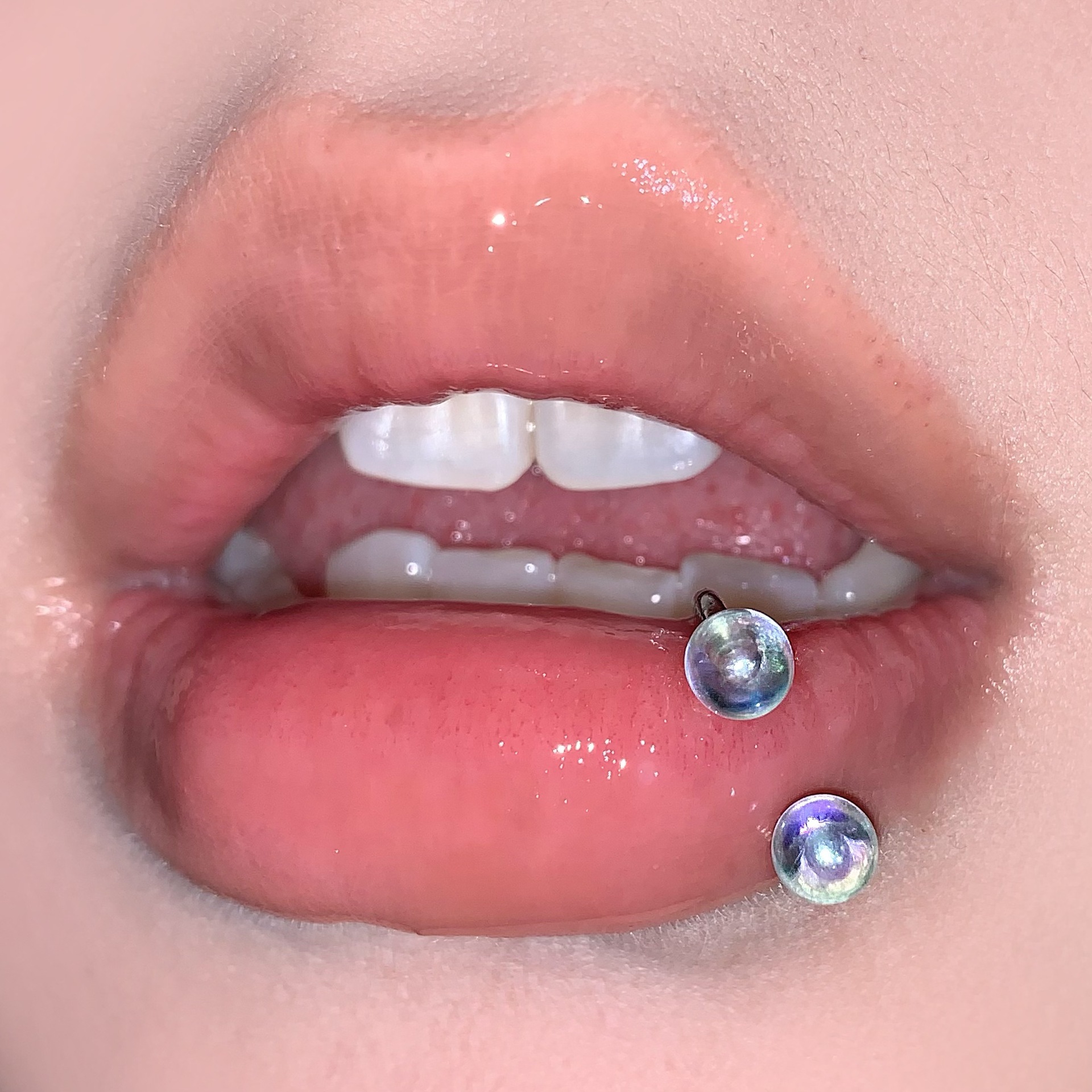 Laser Small Bulb Lip Rings Acrylic Gradient Ear Cuffs - Cross-Border Piercing Jewelry Wholesale - Image 3