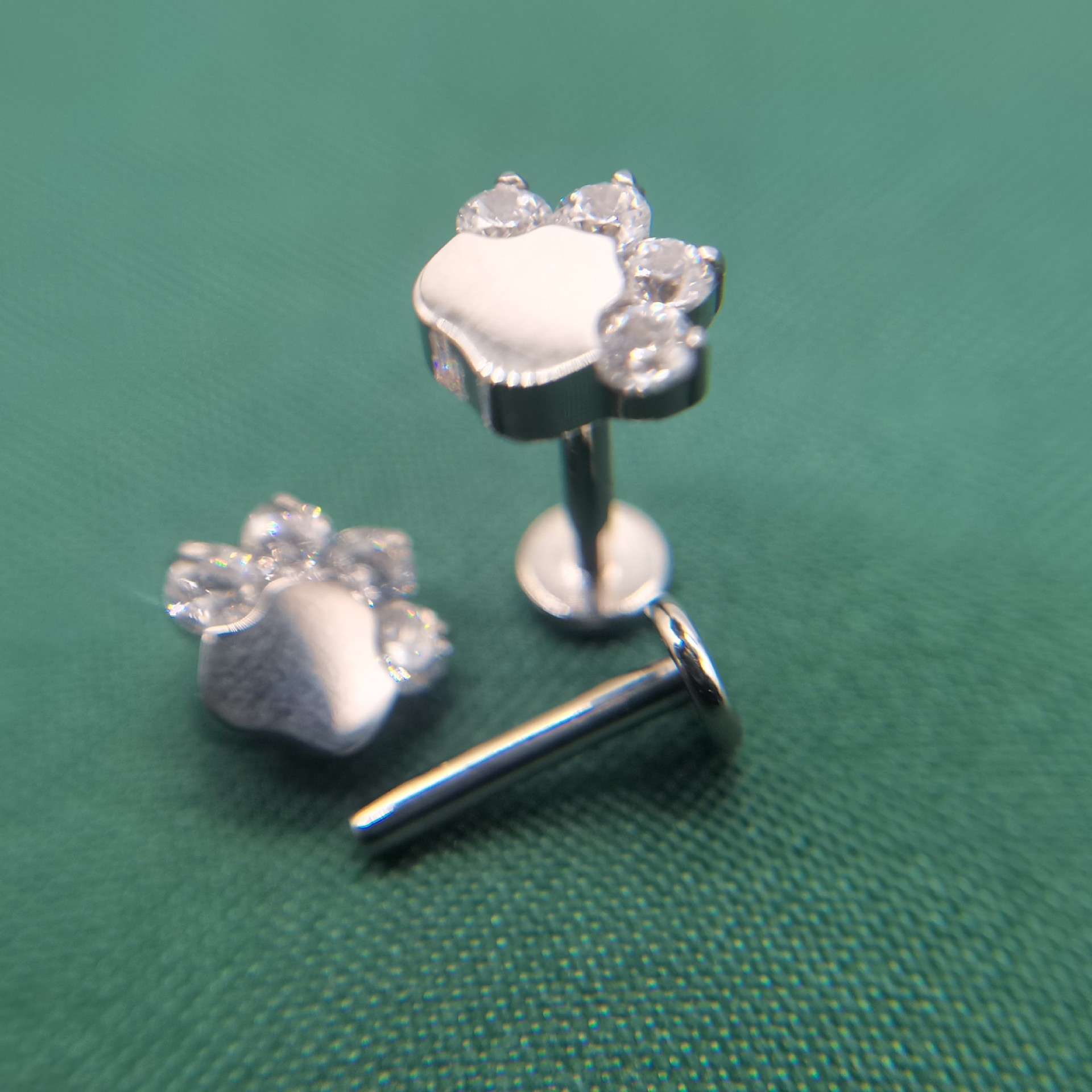 G23 Titanium Bear Paw Lip Stud with Zircon Cat Claw Design for Oral Piercing Jewelry - Image 2
