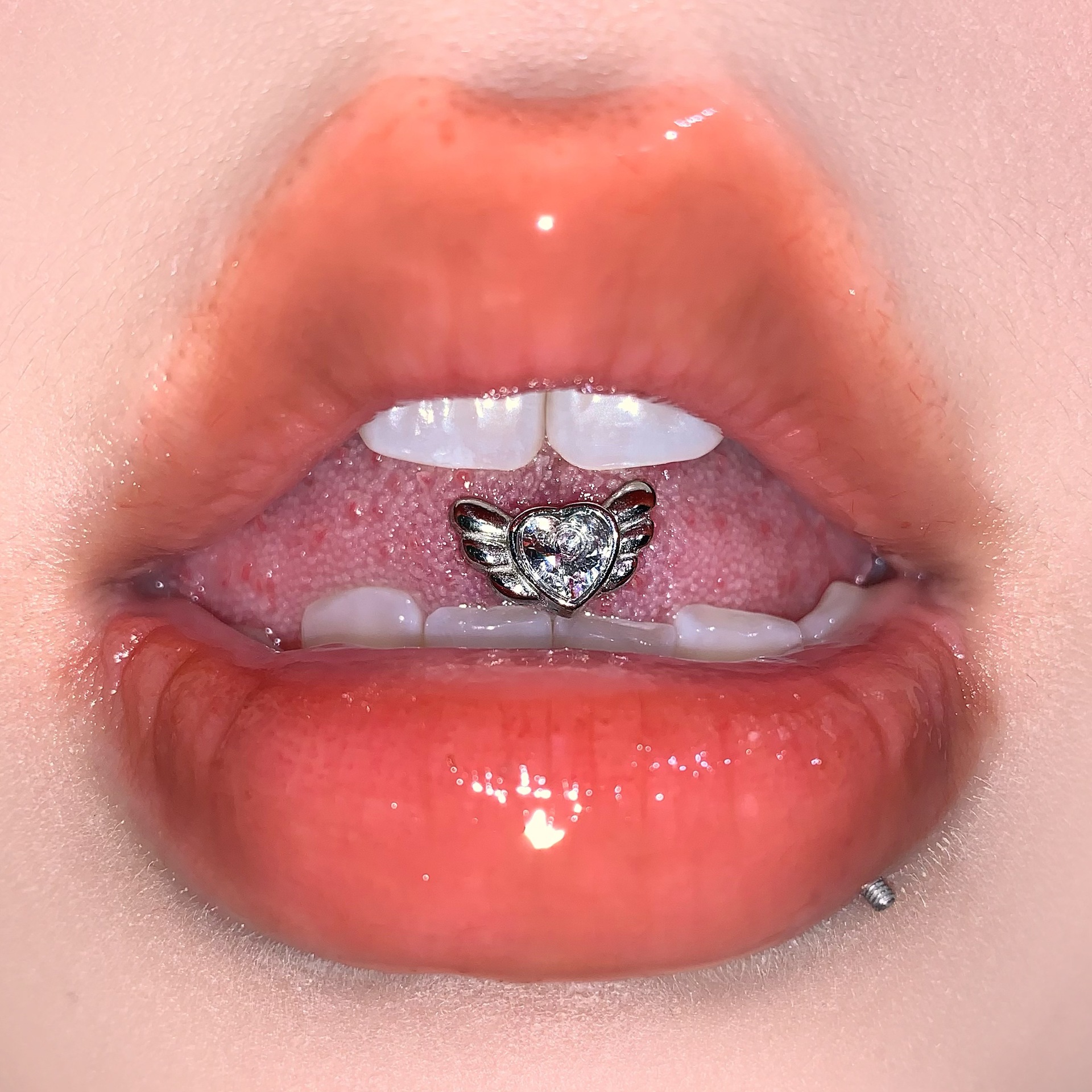 Super Flash Love Wings Zircon Tongue Nail Sweet External Thread Tongue Ring Titanium Steel Piercing Jewelry Wholesale - Image 3