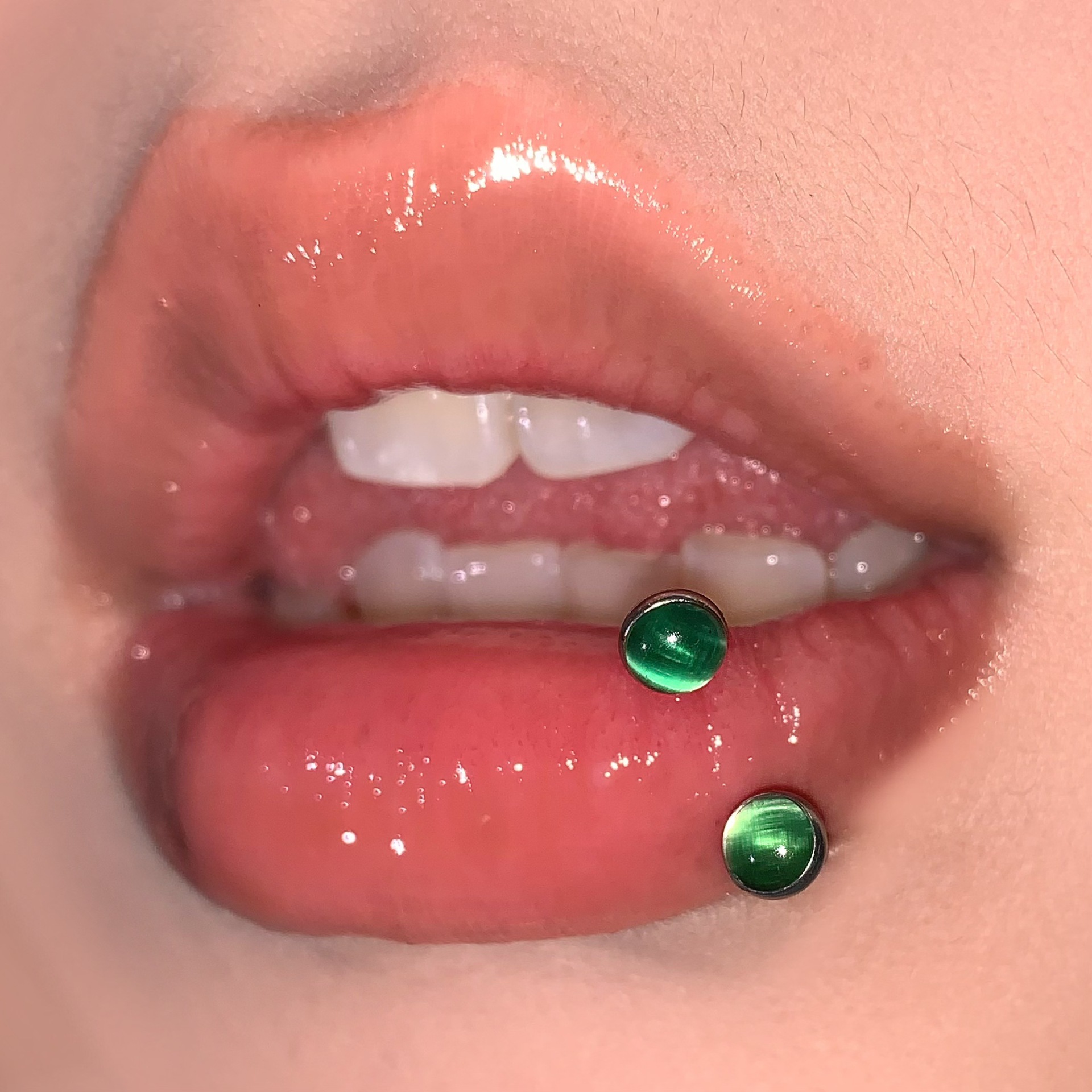 4-Color Polarized Cat's Eye Stone Lip Ring Titanium Steel Internally Threaded C-Ring Rubber-Coated Lip Piercing Jewelry Wholesale - Image 4