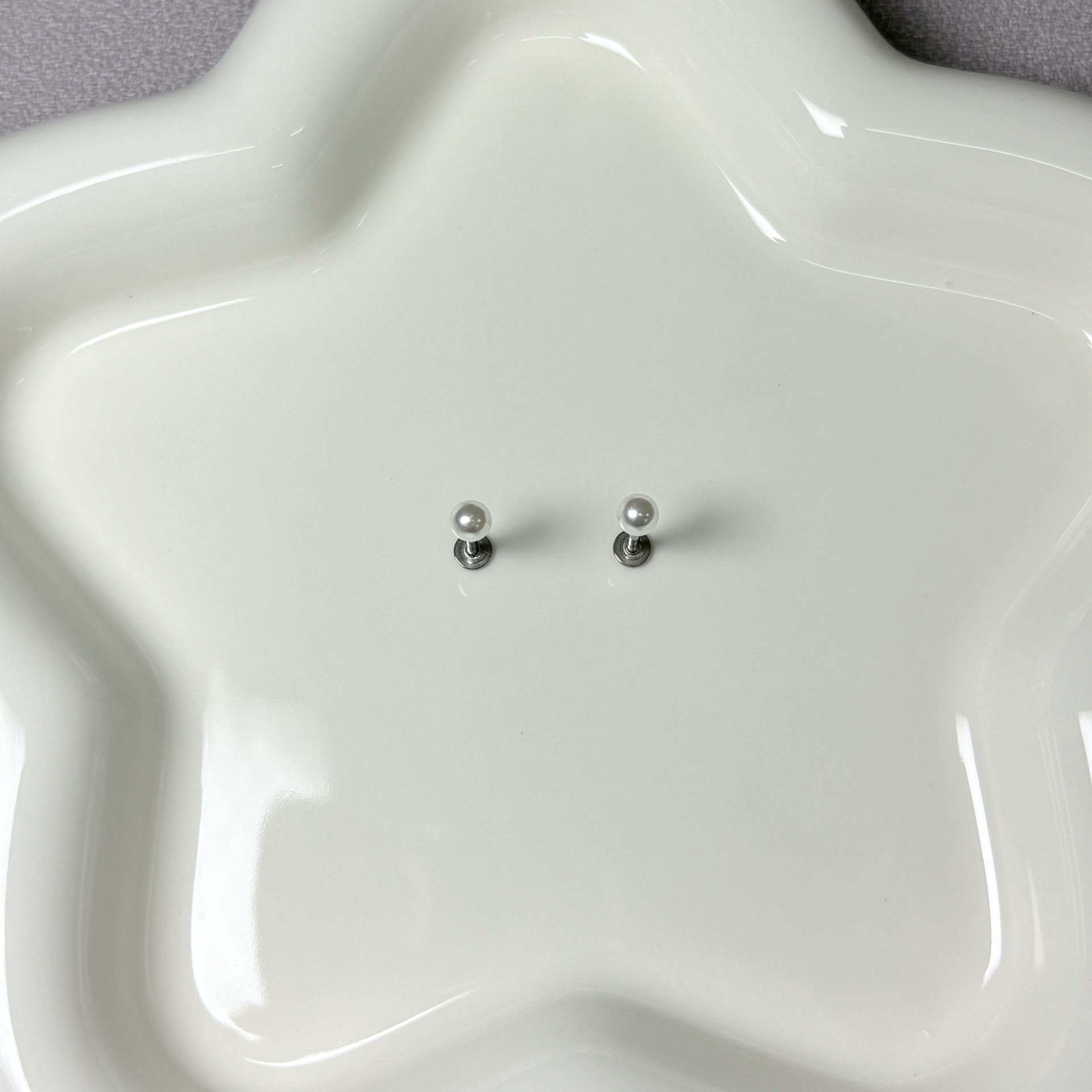 White Pearl Lip Nail Steel Titanium Outer Teeth Cute Personality Niche Ear Bone Nail Straight Nail Hot Girl Wind Piercing Jewelry Wholesale - Image 4