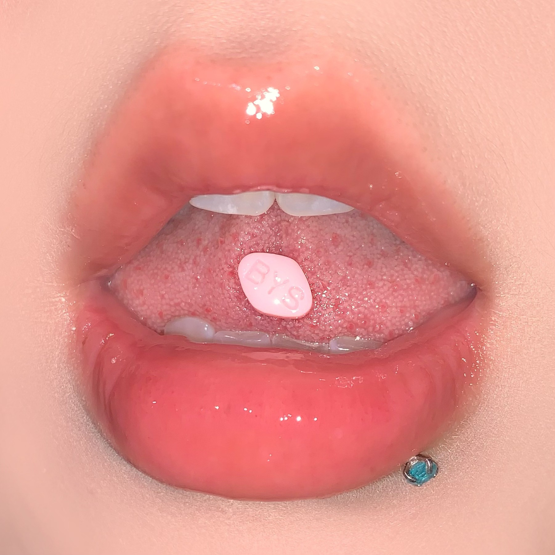 Pill-Shaped Resin Tongue Barbell Externally Threaded 316L Surgical Steel Body Jewelry for Wholesale - Image 2