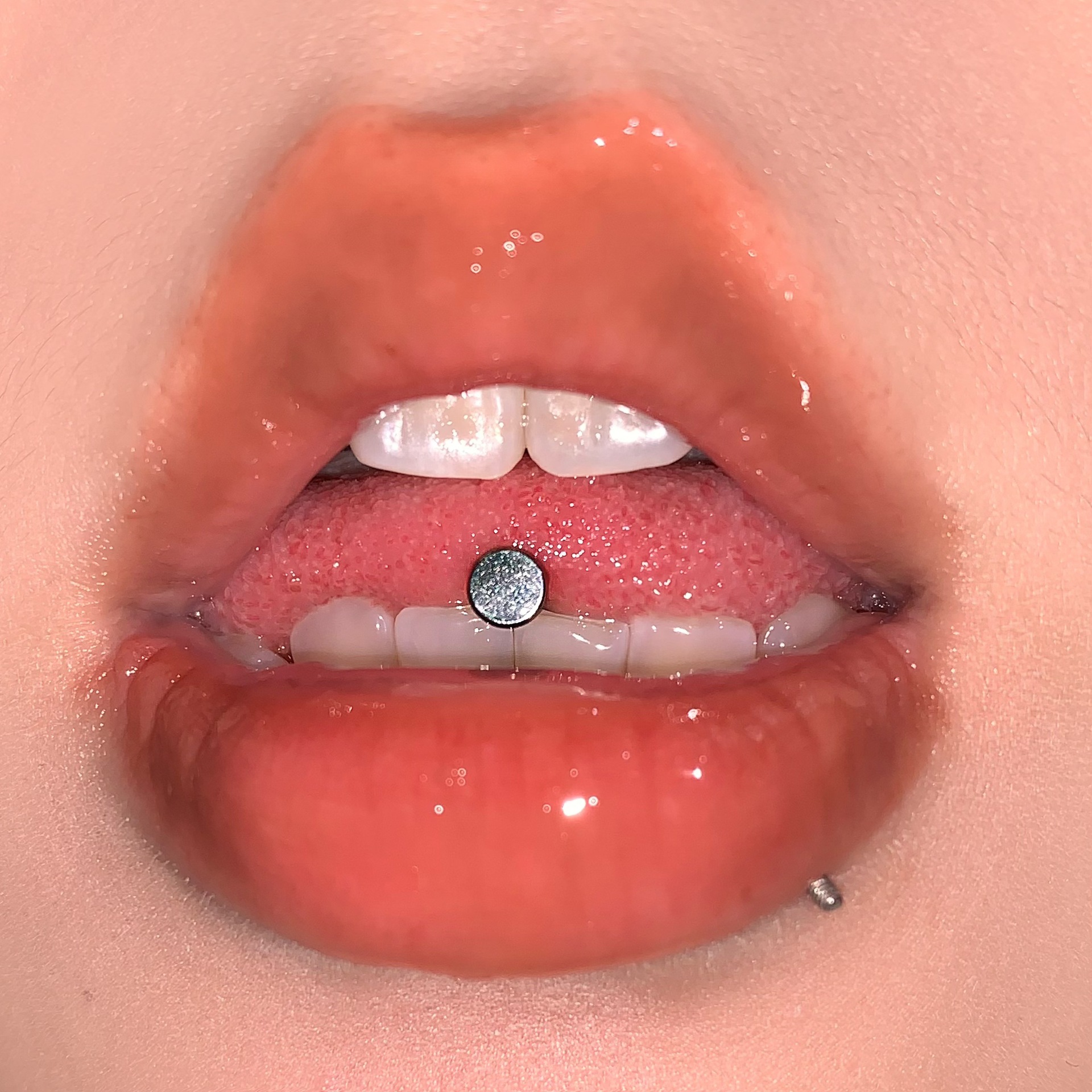 Flat Double-Ended Tongue Barbell 16mm Bar Length 1.6mm Thick 316L Surgical Steel Internally Threaded Tongue Ring - Image 3