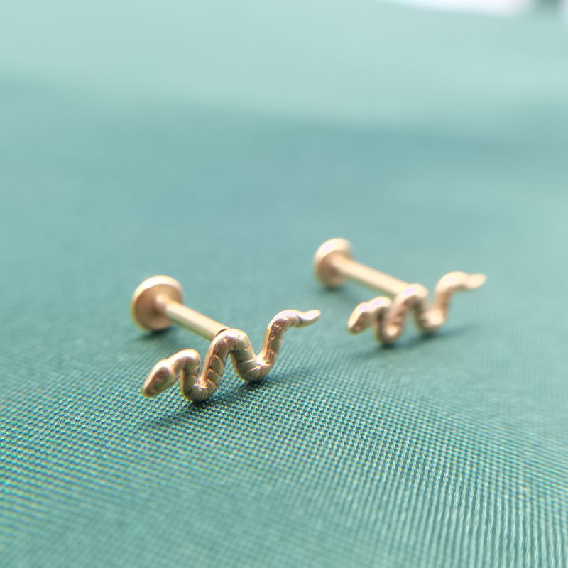 G23 Titanium Serpentine Lip Labret Stud - Anodized Snake Shape Lip Ring for Lip Piercing - Image 3