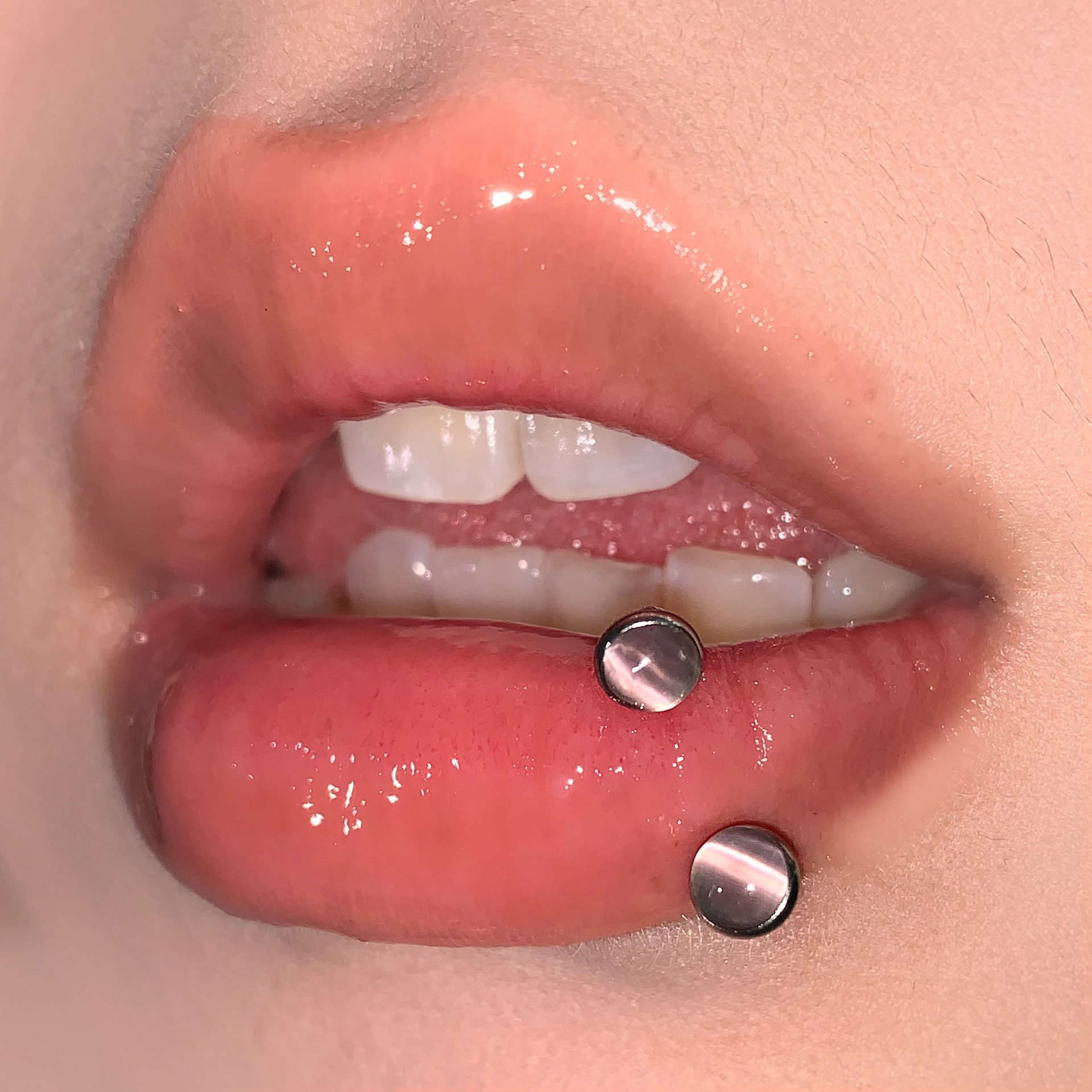4-Color Polarized Cat's Eye Stone Lip Ring Titanium Steel Internally Threaded C-Ring Rubber-Coated Lip Piercing Jewelry Wholesale - Image 2