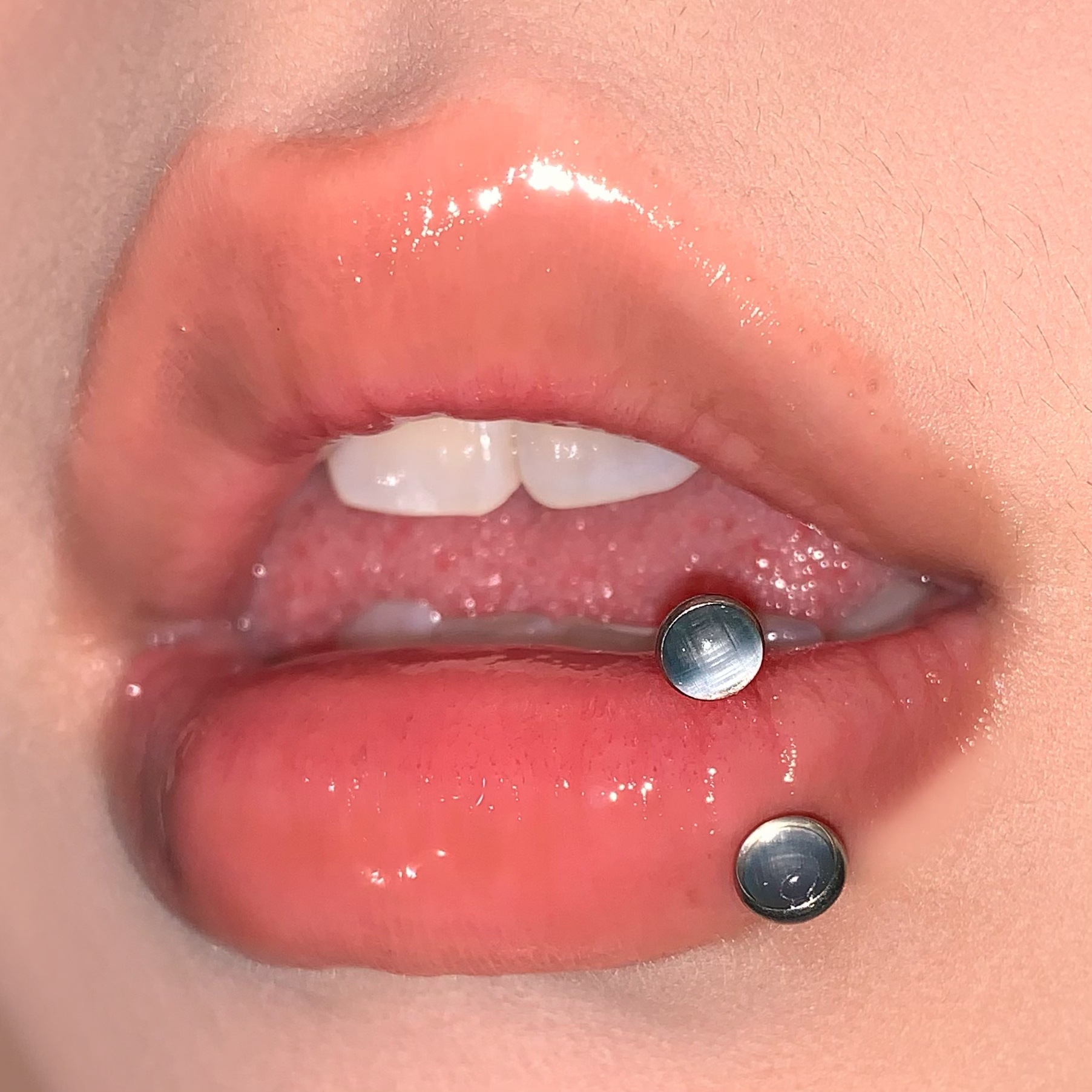 4-Color Polarized Cat's Eye Stone Lip Ring Titanium Steel Internally Threaded C-Ring Rubber-Coated Lip Piercing Jewelry Wholesale - Image 3