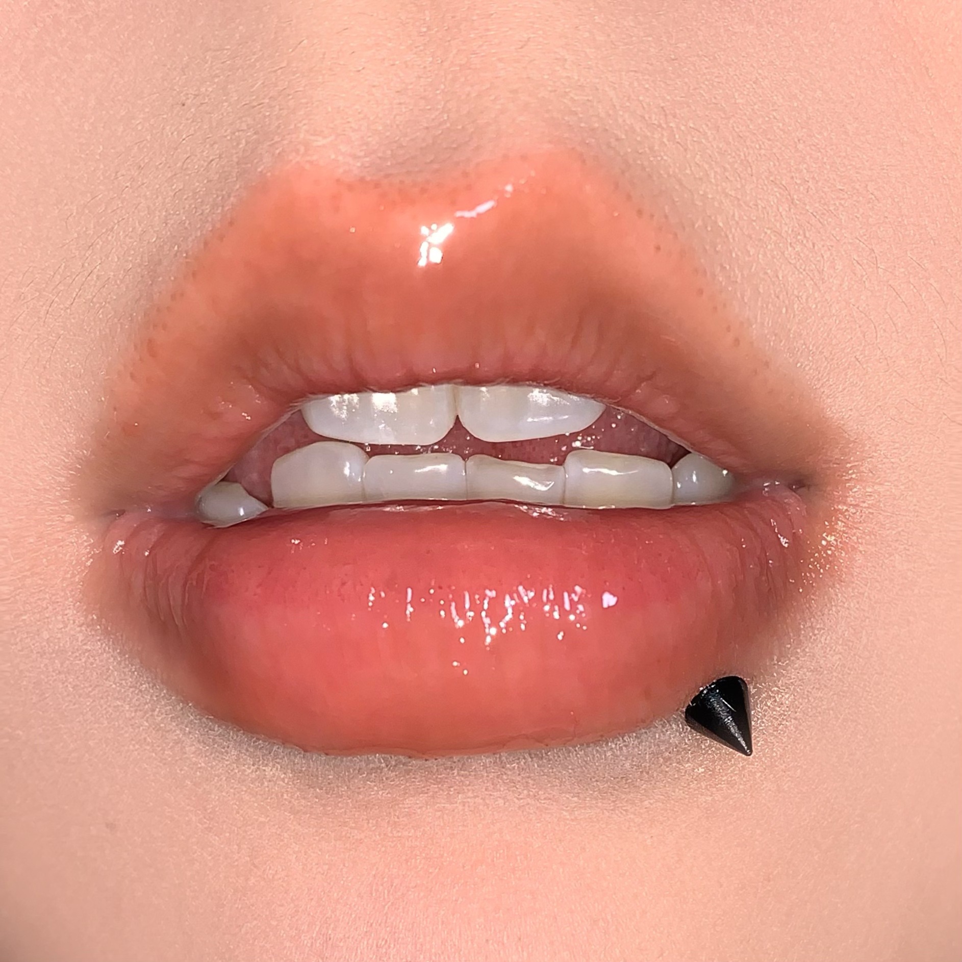 Black Gradient Cat Ear Lip Studs Spicy Girl Sweet Cool 316L Surgical Steel Externally Threaded Lip Piercing Jewelry Export - Image 2