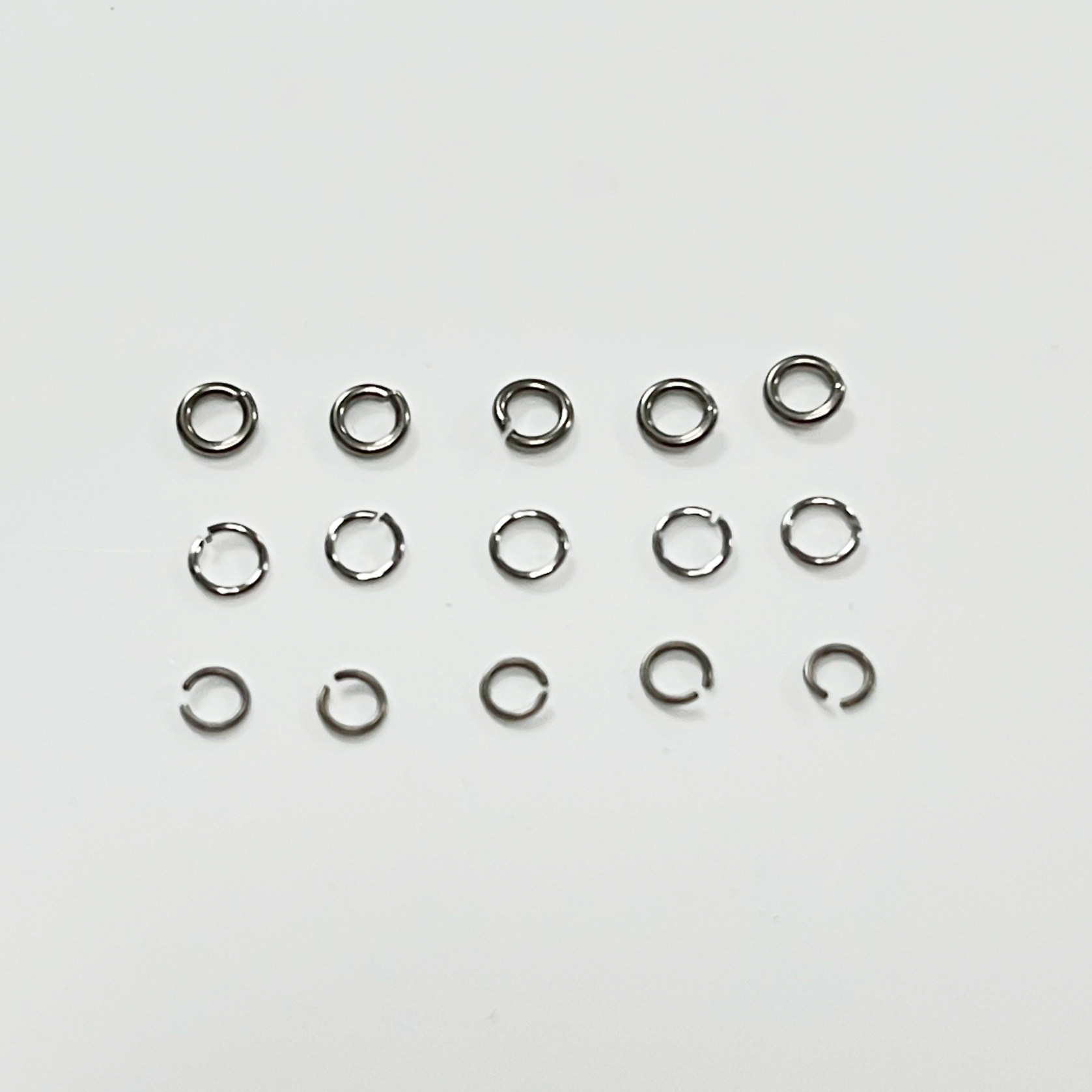 G23 Titanium Split Ring for Body Piercing - 0.8mm x 4.5mm, Polished Finish, Bulk Supply - Image 3