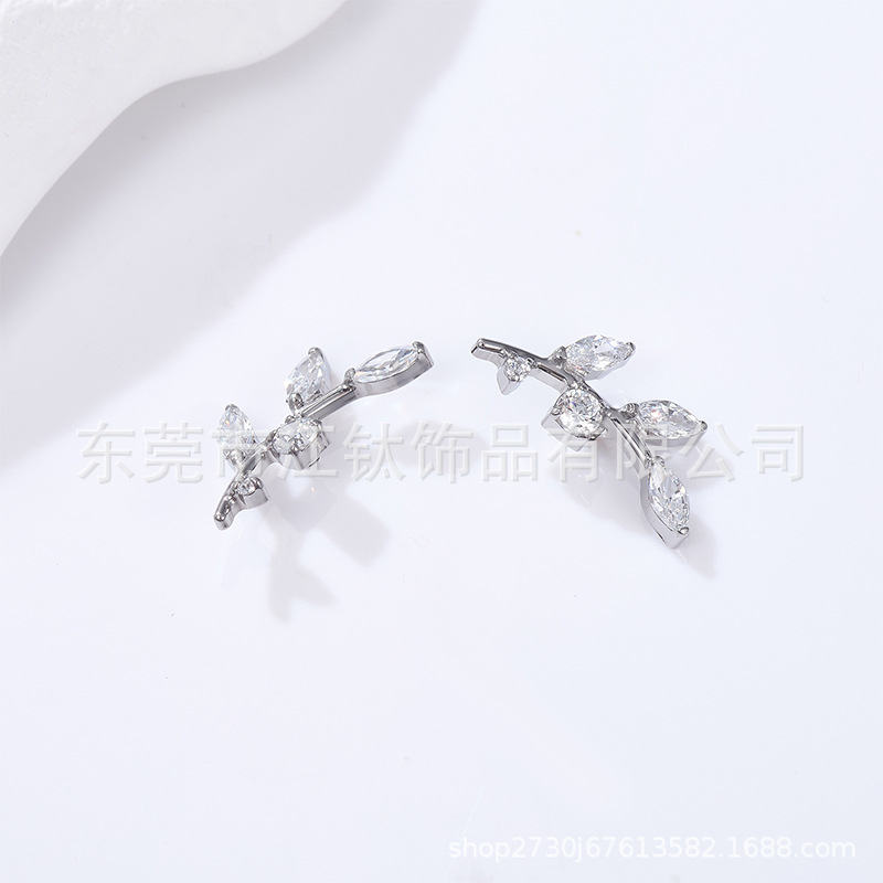 G23 Titanium Lip Stud with Leaf and Zircon Motif, Internally Threaded, 1.2x10mm, Gold Tone - Image 4