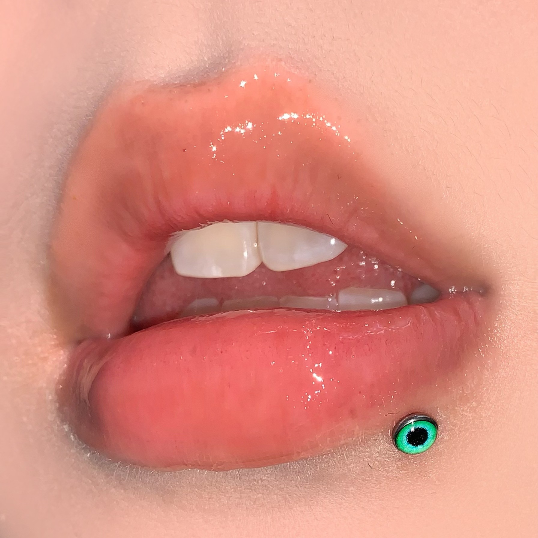 Cross-Border 4-Color Dazzling Round Pupil Lip Piercing Gradient Eye-Shaped Internal Thread Titanium Steel Ear Cartilage Piercing Jewelry for European and American Style Hot Girls - Image 2