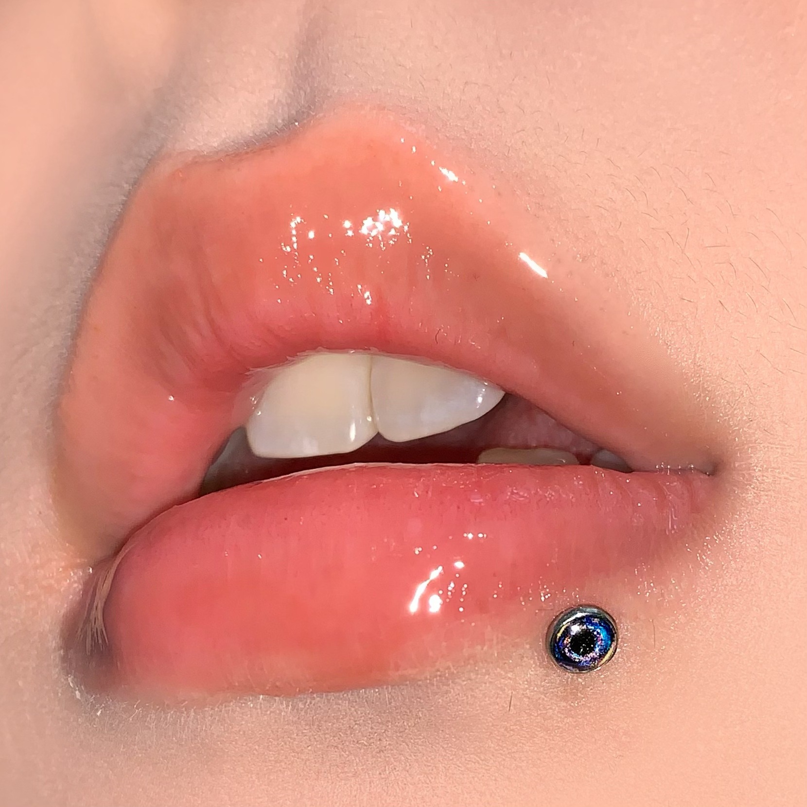 Cross-Border 4-Color Dazzling Round Pupil Lip Piercing Gradient Eye-Shaped Internal Thread Titanium Steel Ear Cartilage Piercing Jewelry for European and American Style Hot Girls - Image 4