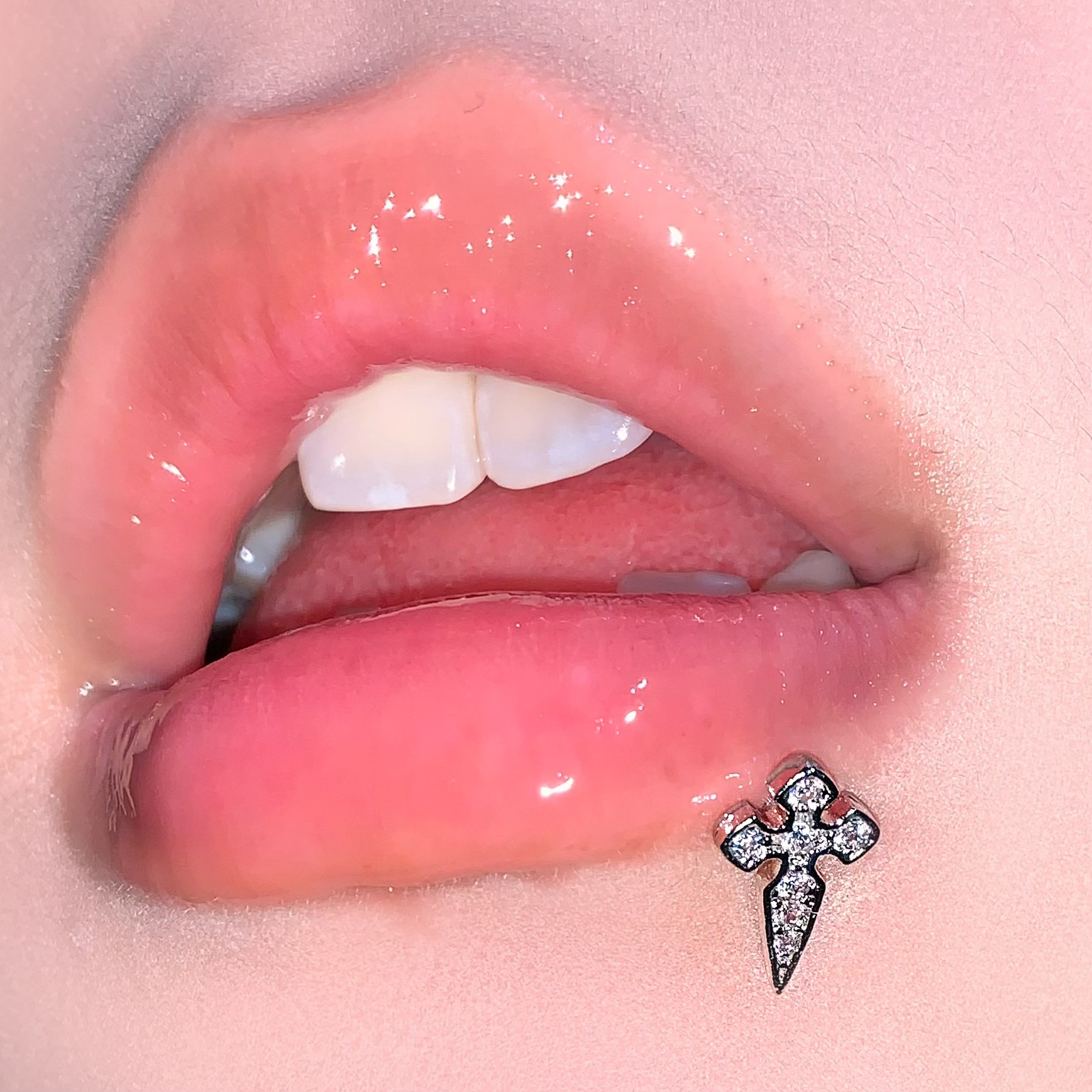 Cross Hip Hop Diamond Encrusted Cross Lip Nail Steel Titanium External Thread Straight Barbell Lip Piercing Jewelry Wholesale - Image 3
