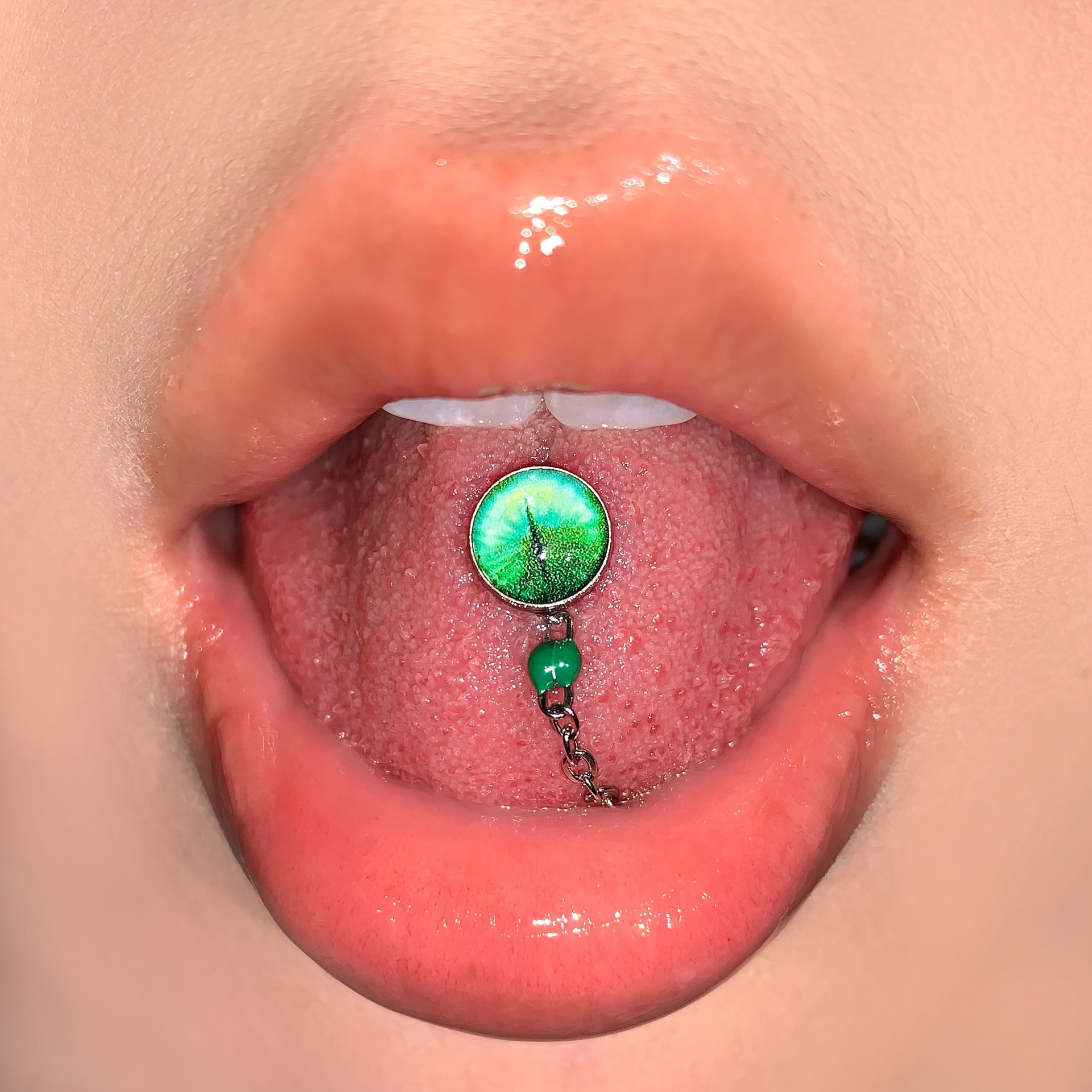 5-Color Gradient Magic Pupil Tongue Ring, Cat Eye Titanium Steel Externally Threaded Tongue Barbell, Personalized Drinking Party Jewelry for Hot Girls Wholesale - Image 4
