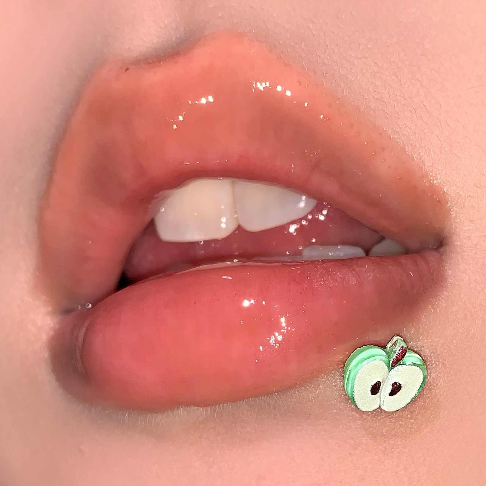 Small Apple Lip Labret Stud 16mm 1.2mm Internal Thread Titanium Steel Resin Cute Fresh European American Lip Piercing Jewelry Wholesale - Image 2