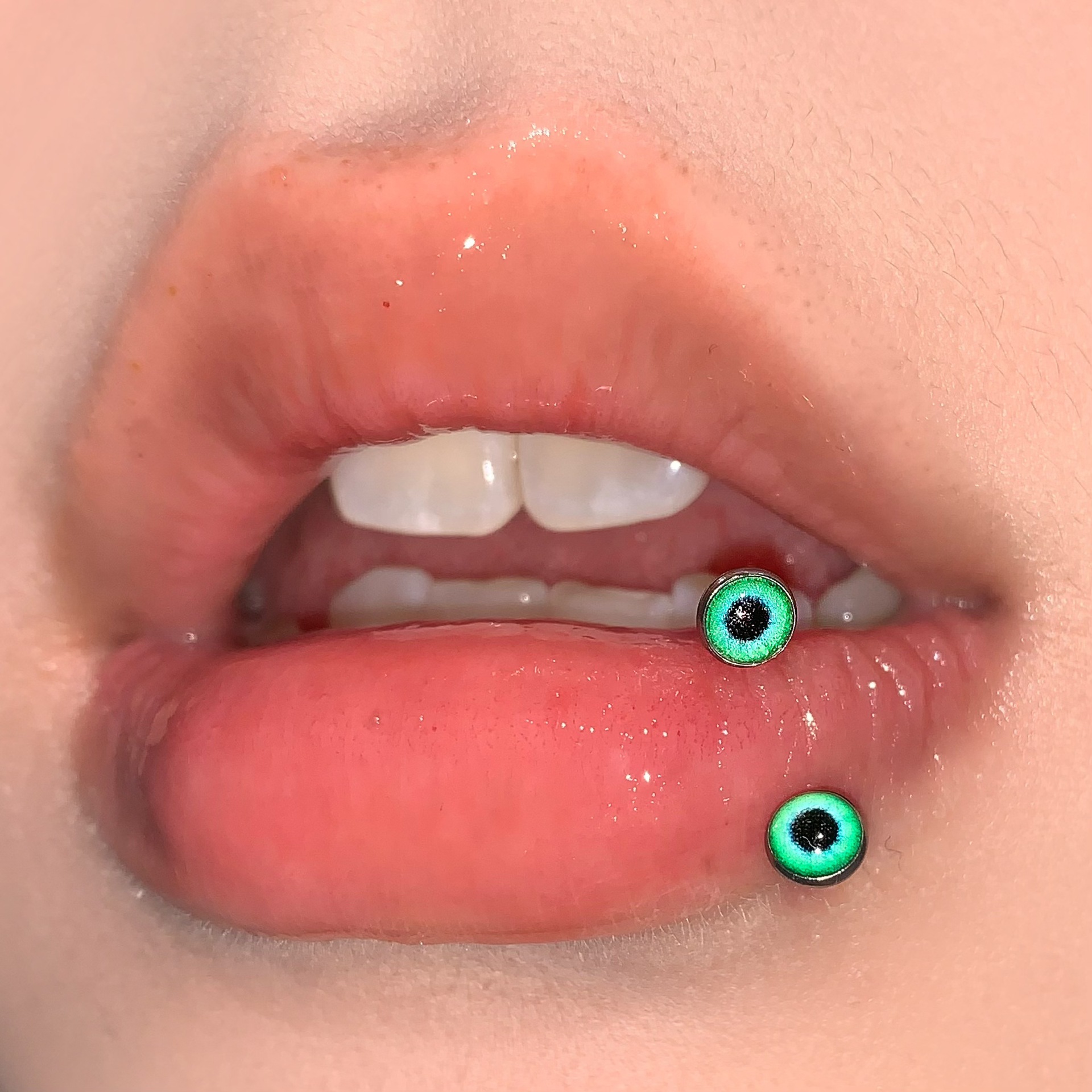 4-Color Gradient Round Pupil Lip Ring C-Ring Internal Thread 316L Surgical Steel Ear Cartilage Piercing Jewelry Wholesale - Image 2